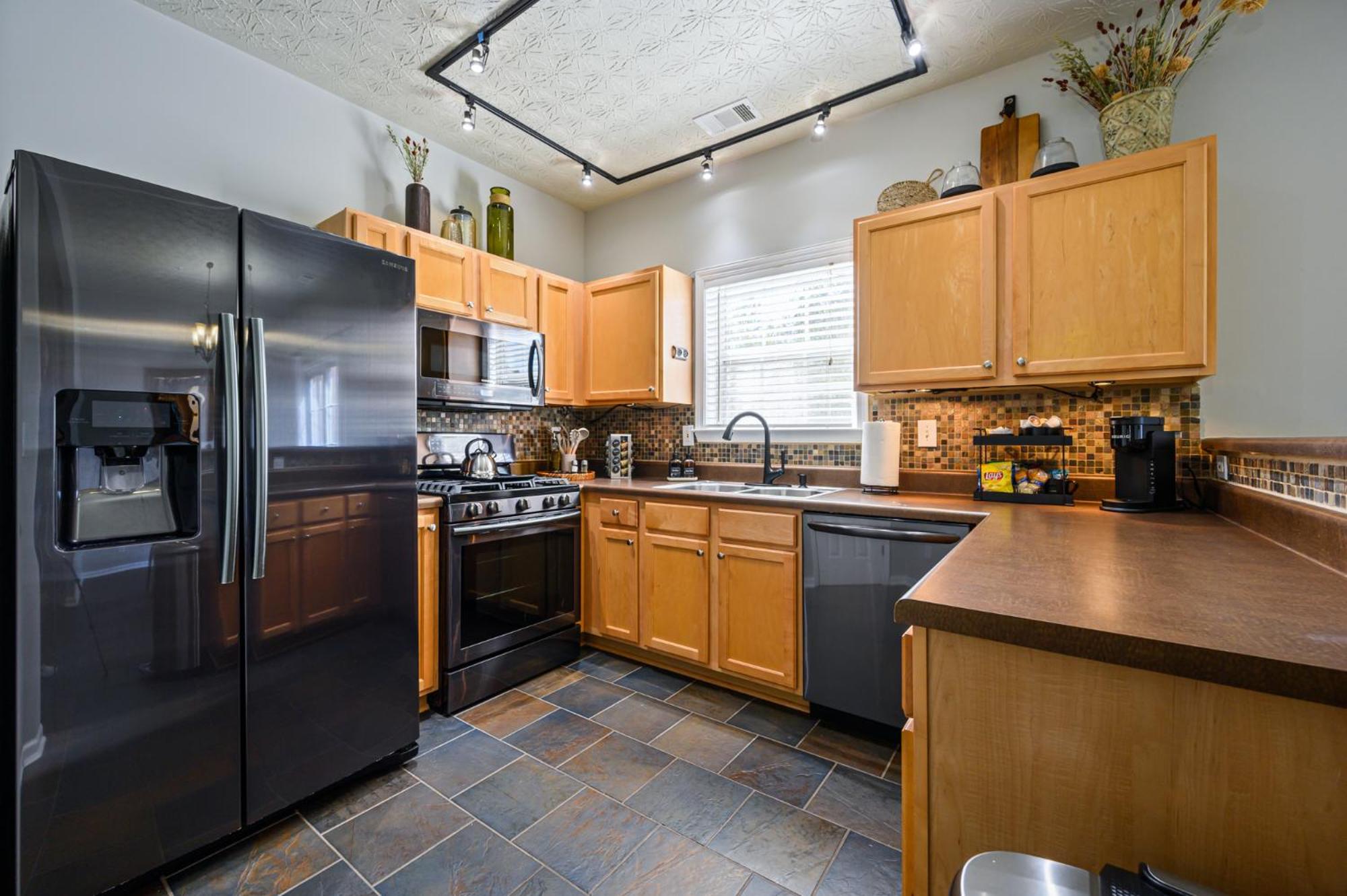 Stay In This Chic Townhome Near Olde Rope Mill view 2