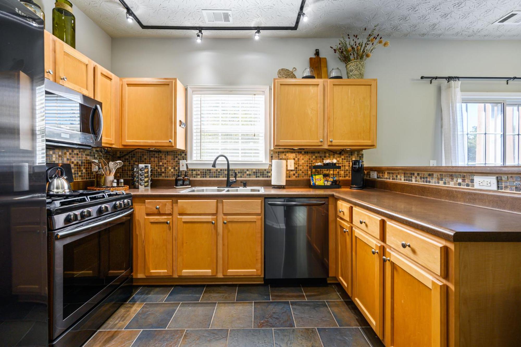 Stay In This Chic Townhome Near Olde Rope Mill view 3