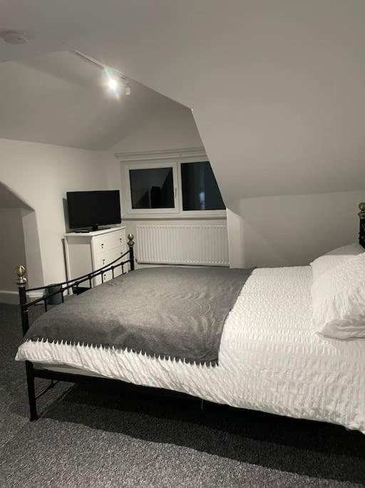 City Center House, Cardiff, parking permit and garden view 5