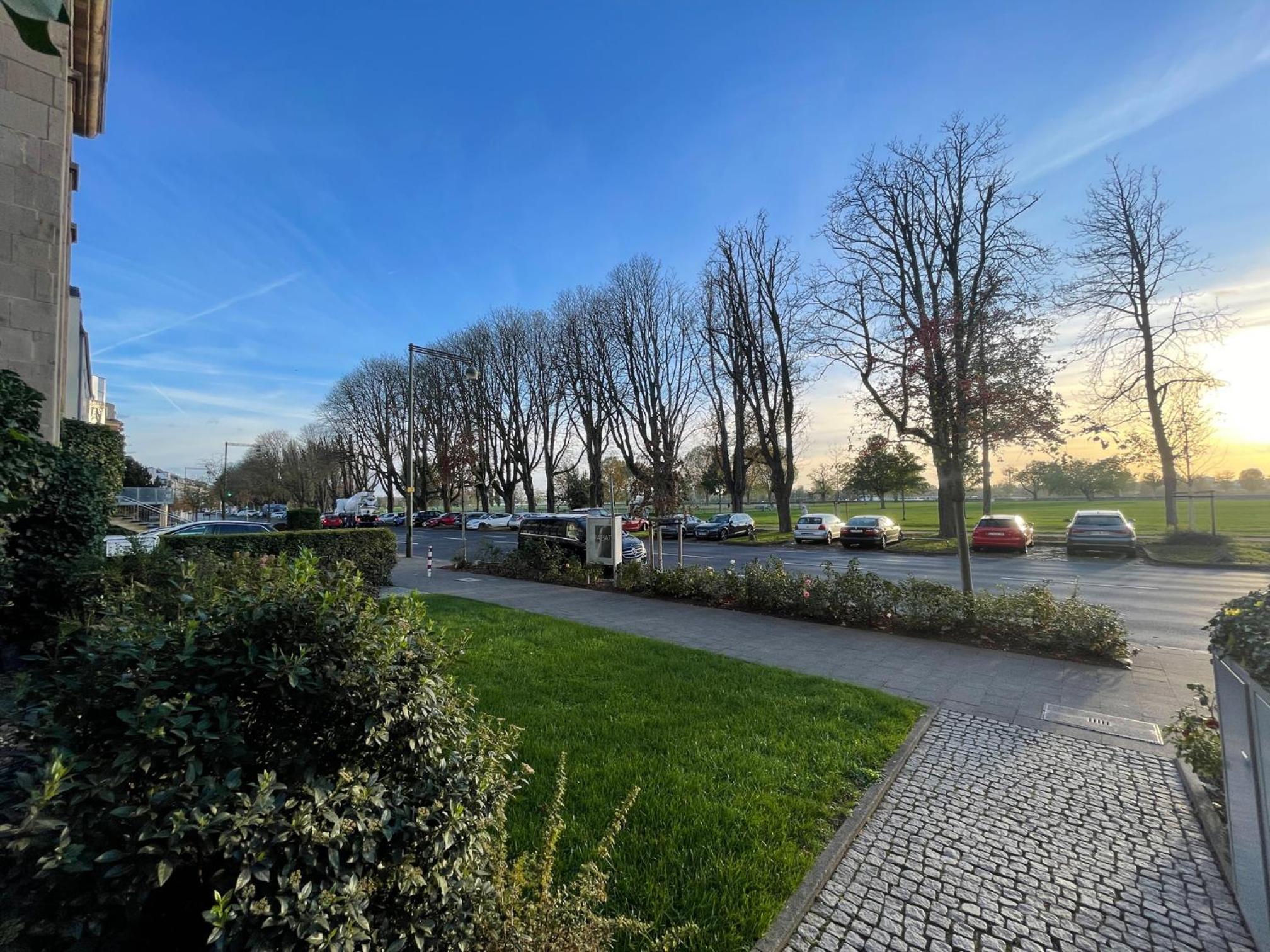 Exklusive Wohnung 104 m2 direkt am Rhein 1 km von der Messe