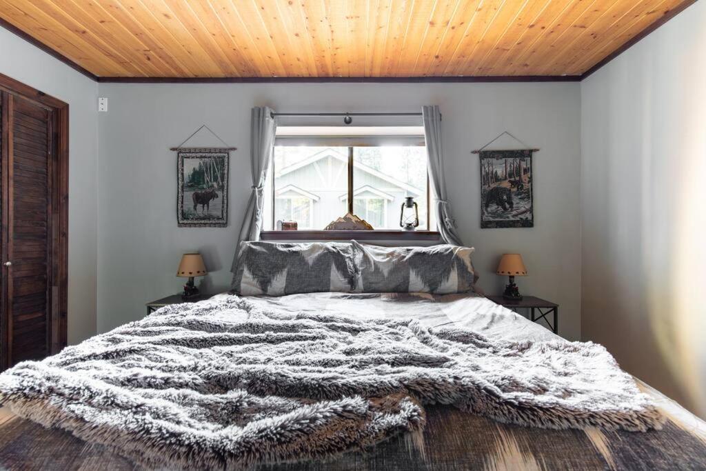 Hot Tub, Fire Pit & Pet Friendly Lazy Bear Lodge view 3