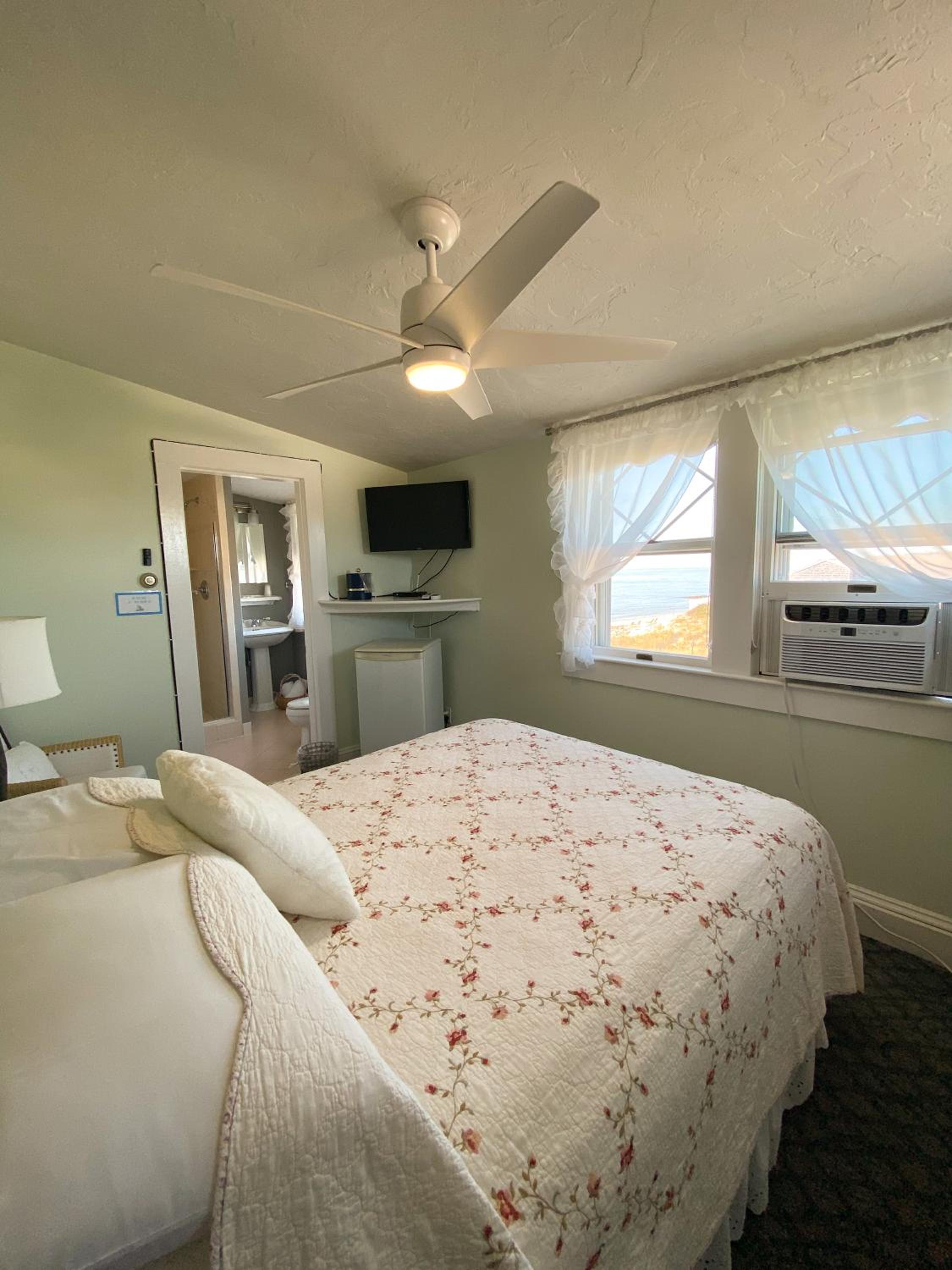 By The Sea Guests Bed & Breakfast and Suites