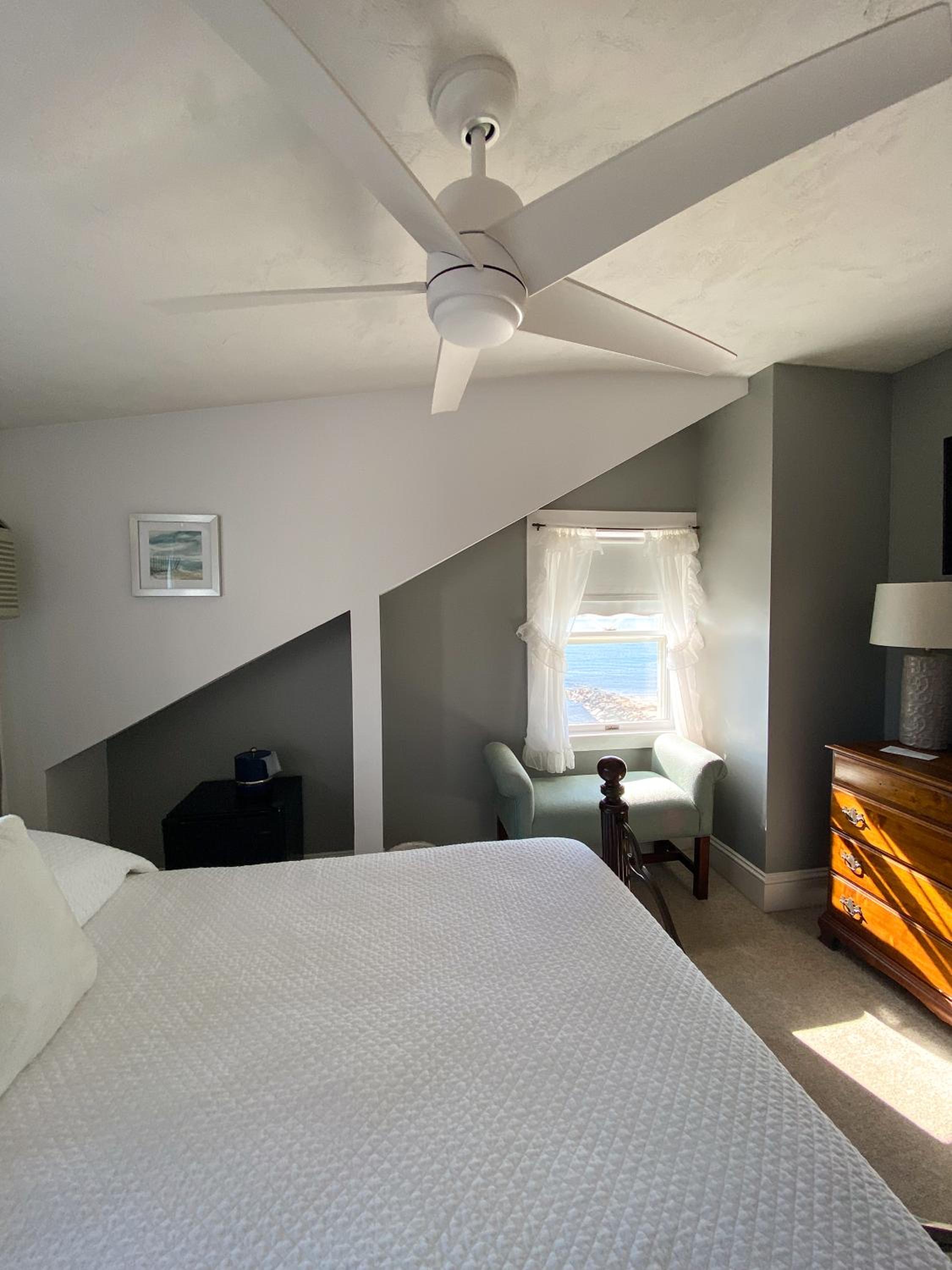 By The Sea Guests Bed & Breakfast and Suites