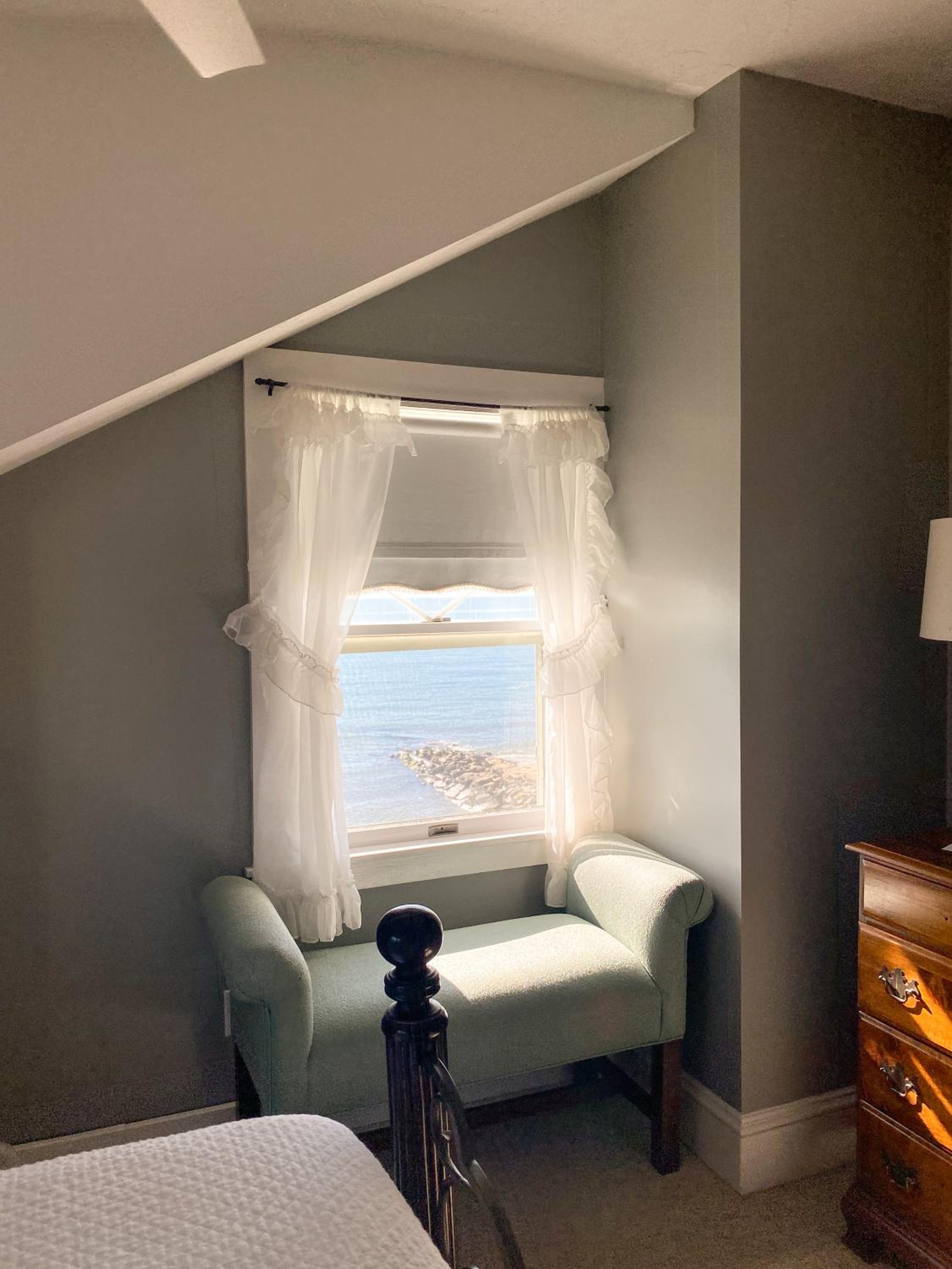 By The Sea Guests Bed & Breakfast and Suites