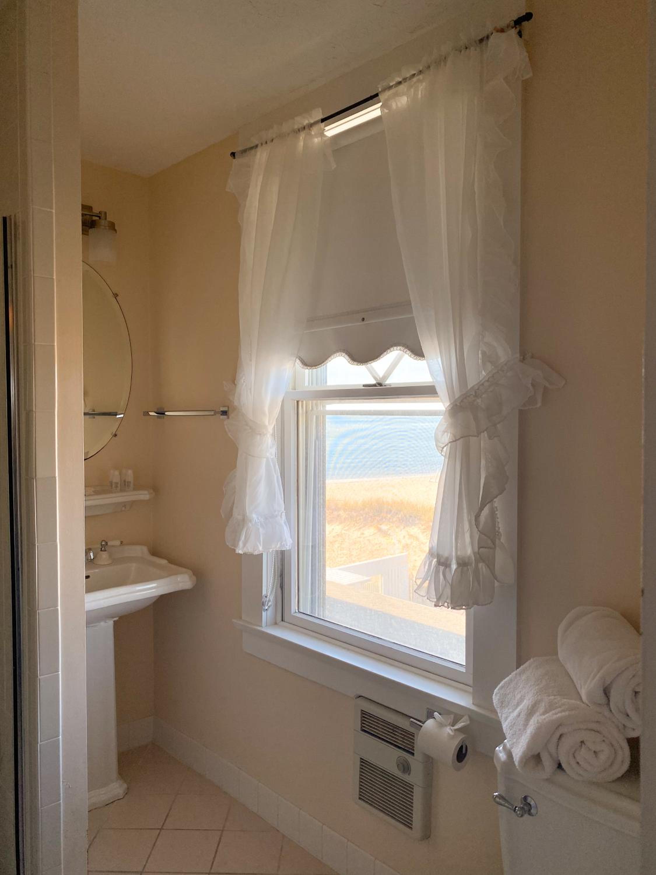 By The Sea Guests Bed & Breakfast and Suites