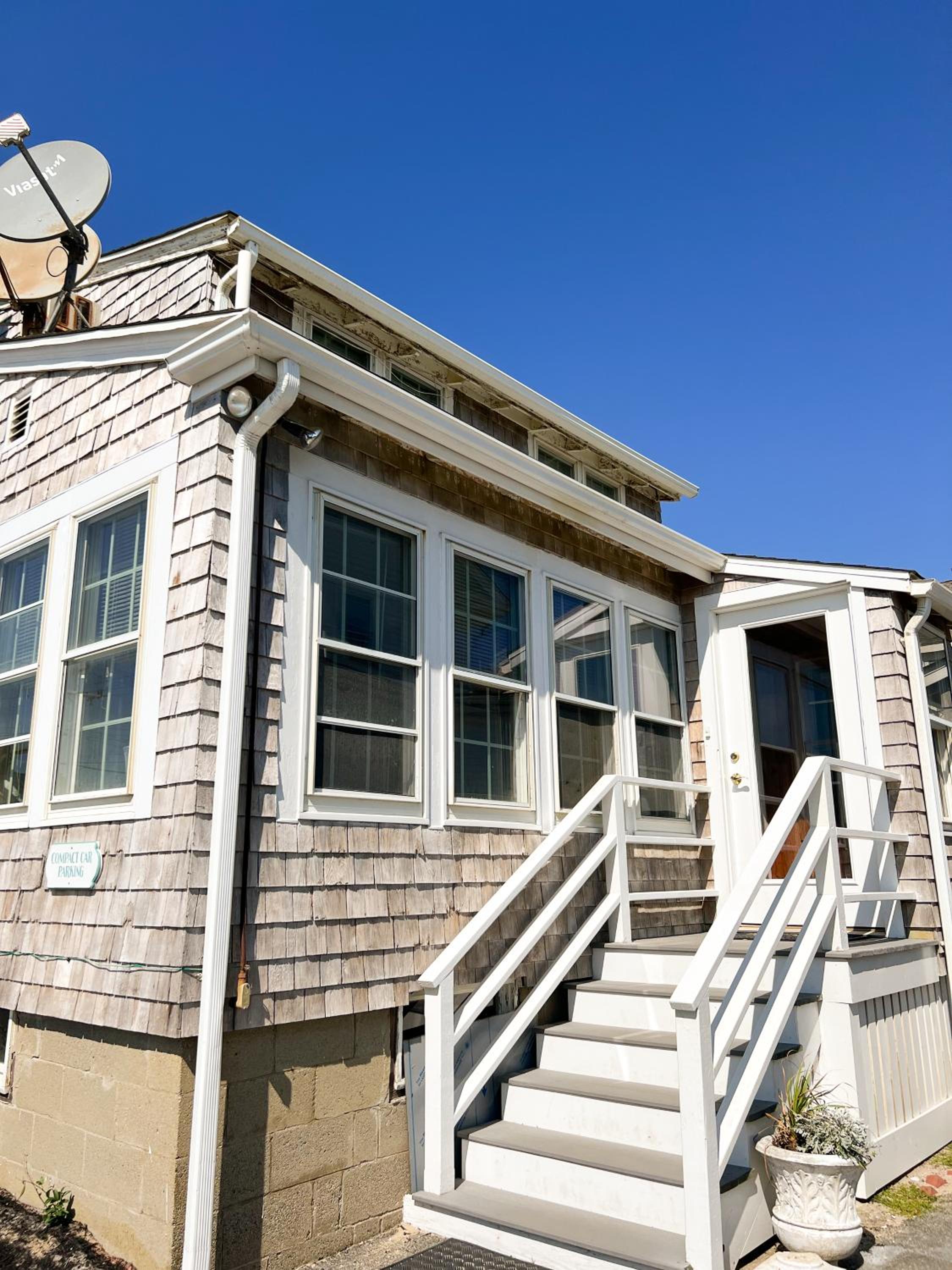 By The Sea Guests Bed & Breakfast and Suites