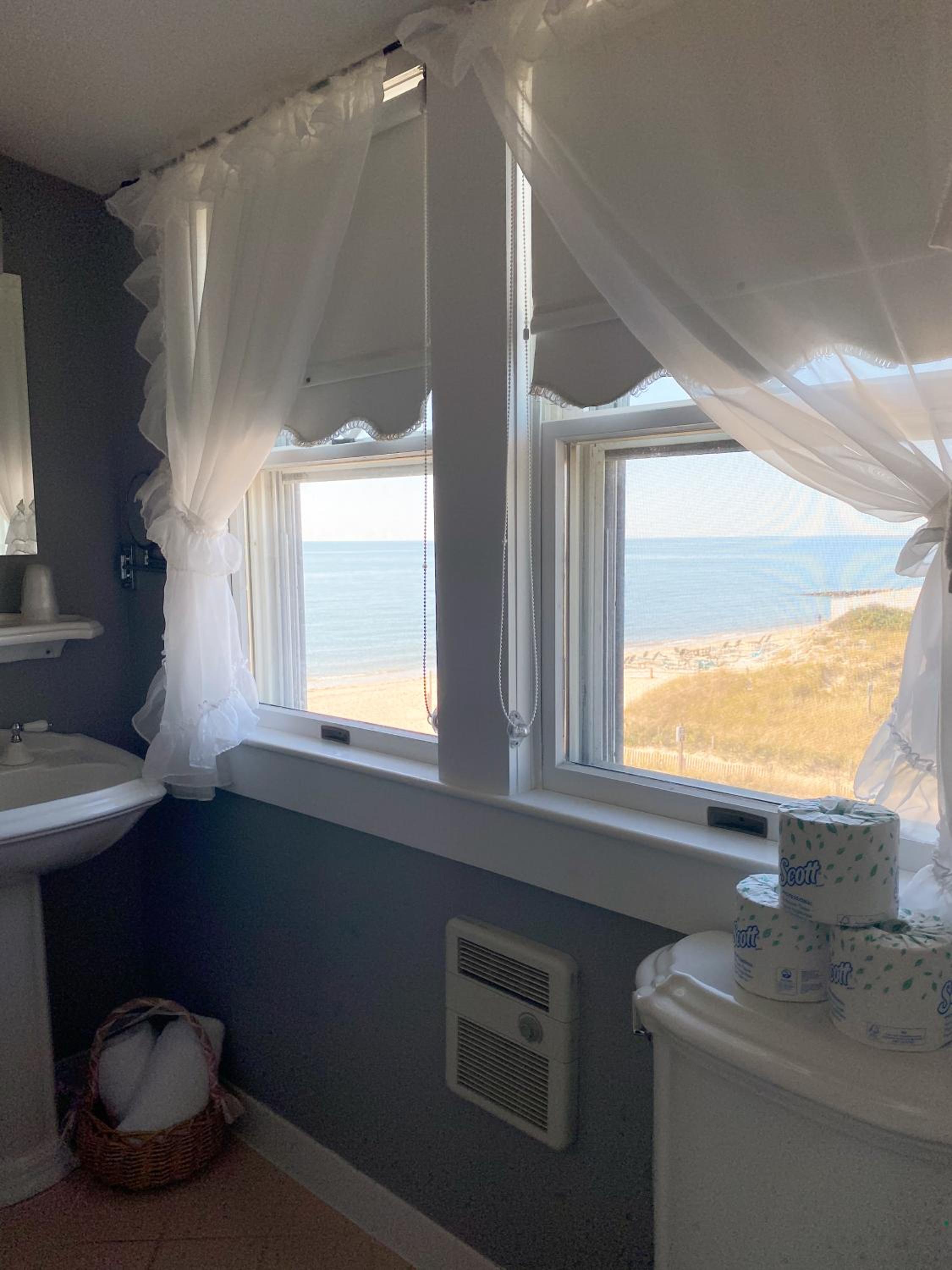 By The Sea Guests Bed & Breakfast and Suites