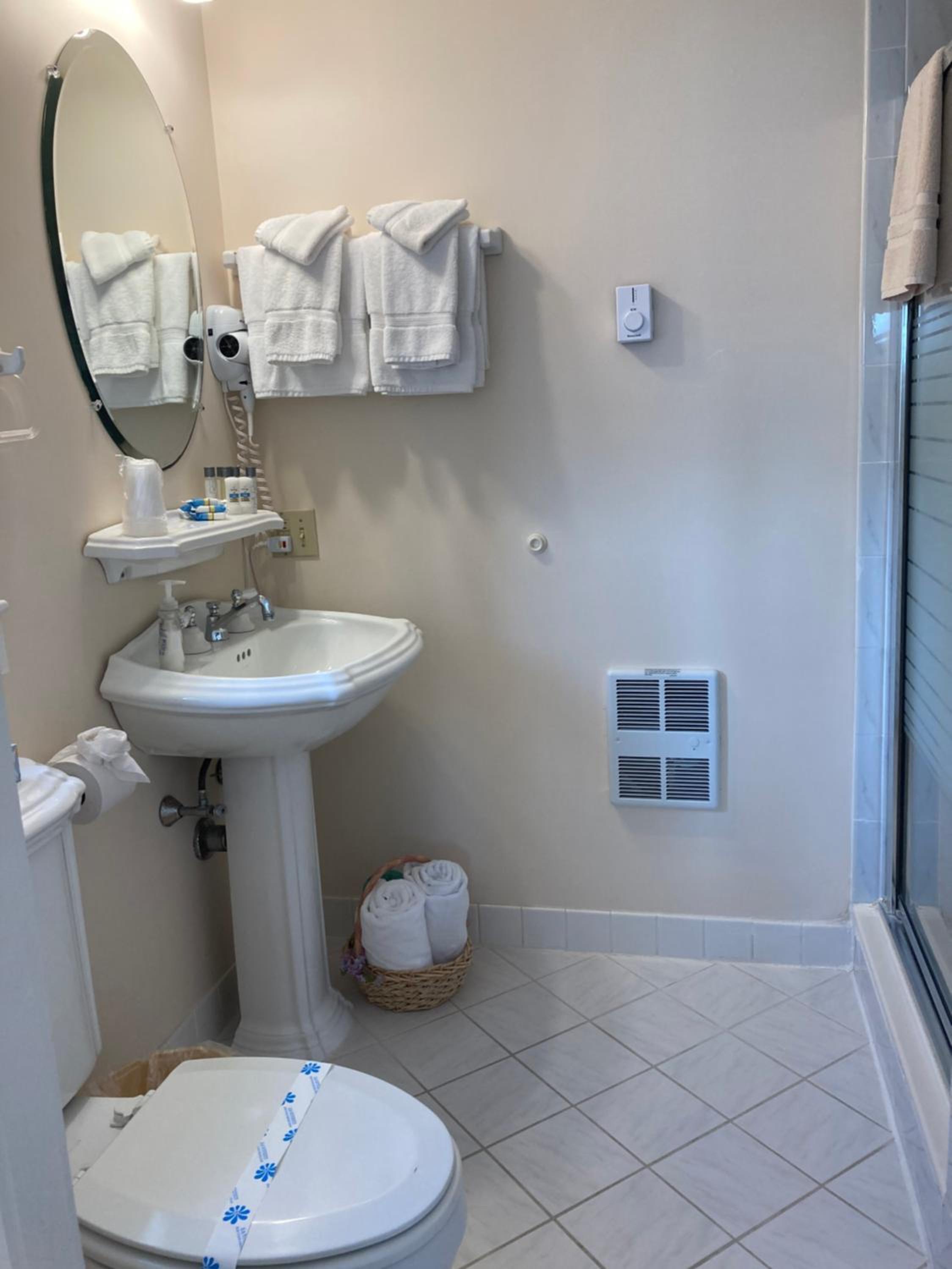 By The Sea Guests Bed & Breakfast and Suites