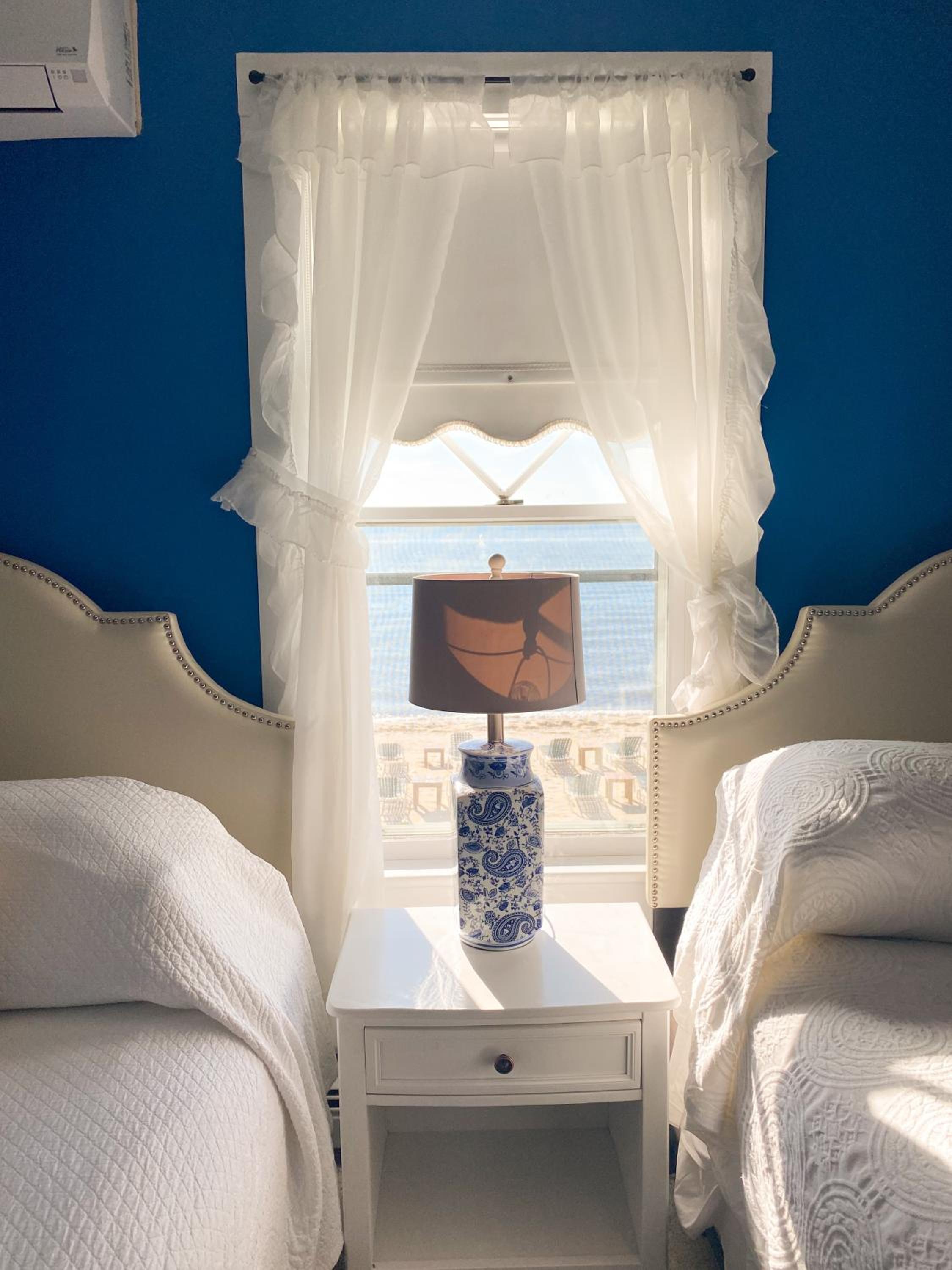 By The Sea Guests Bed & Breakfast and Suites