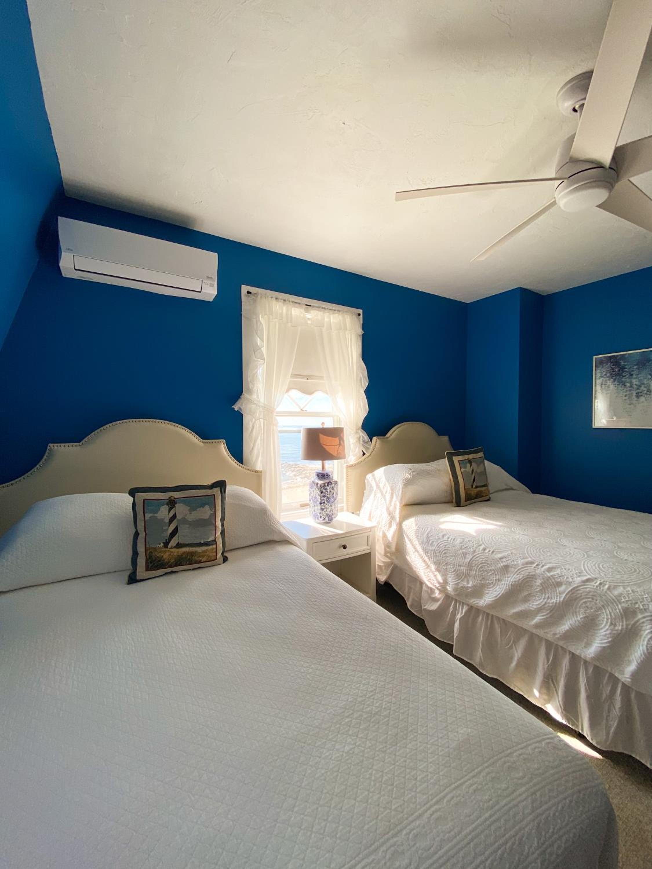 By The Sea Guests Bed & Breakfast and Suites