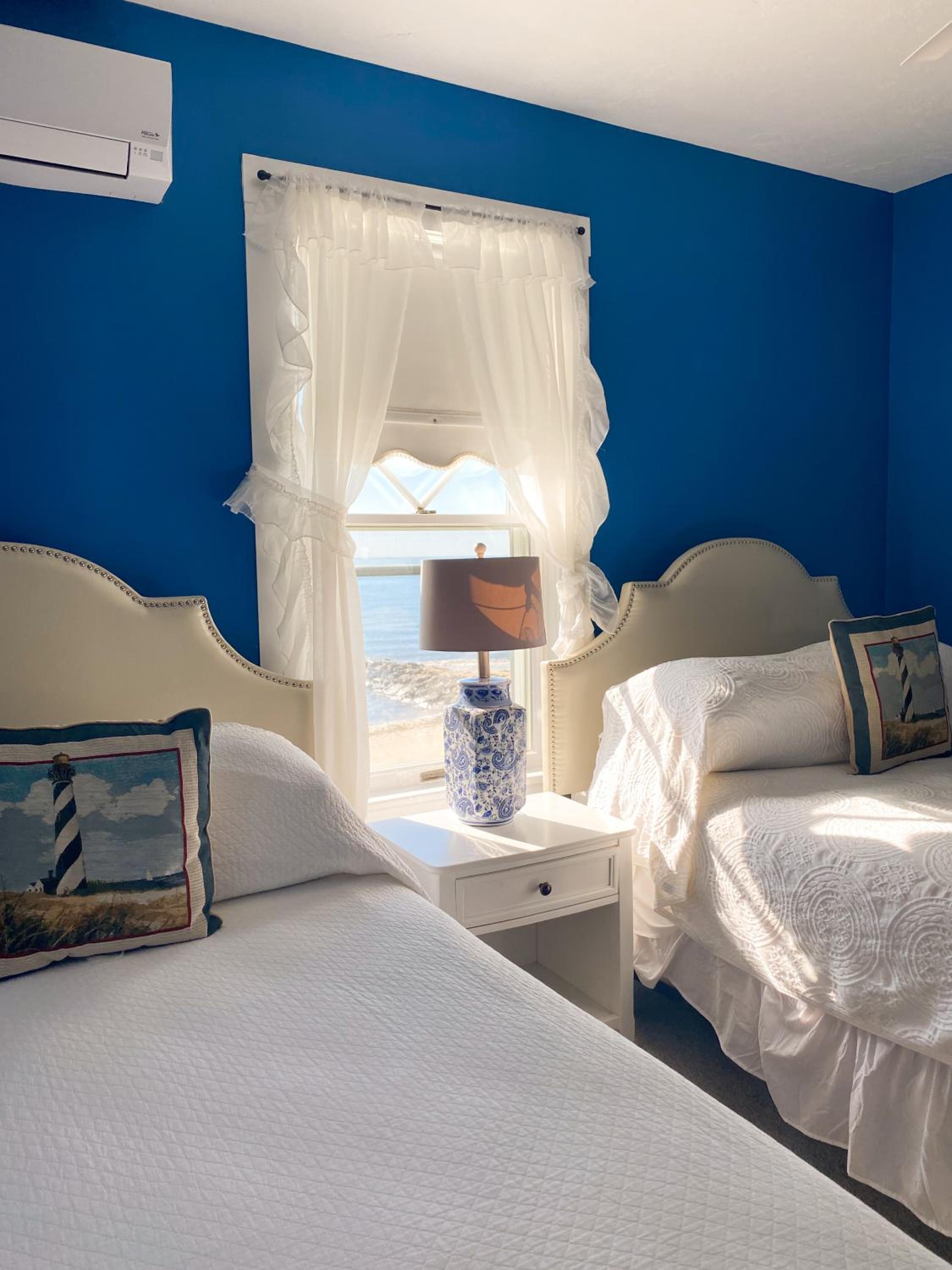 By The Sea Guests Bed & Breakfast and Suites
