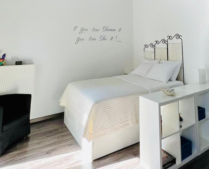 Cozy Studio in Athens Riviera, next to SNFCC