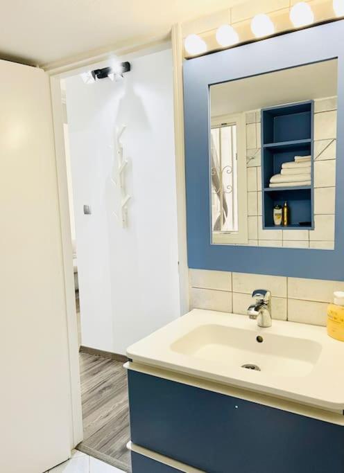 Cozy Studio in Athens Riviera, next to SNFCC