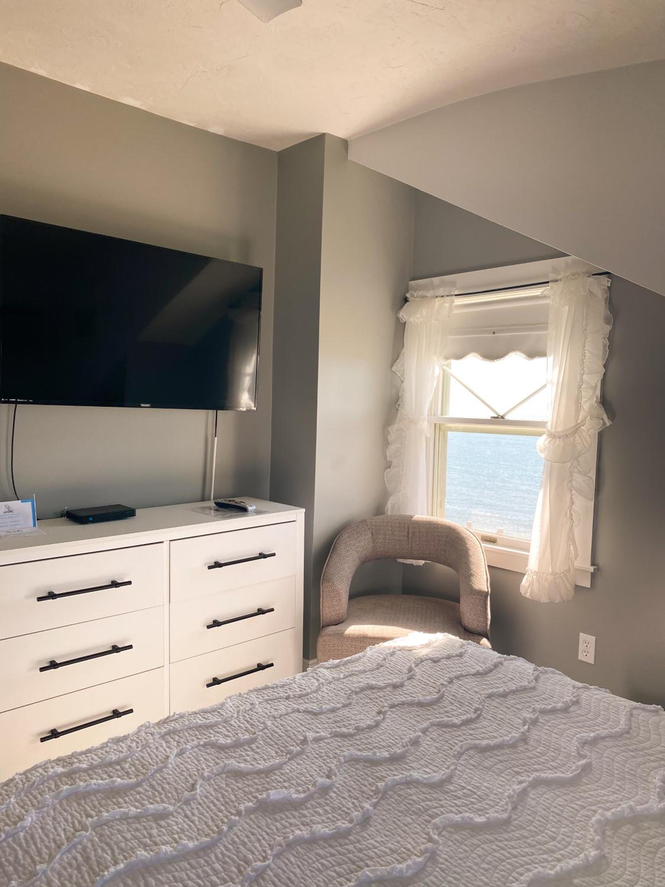 By The Sea Guests Bed & Breakfast and Suites