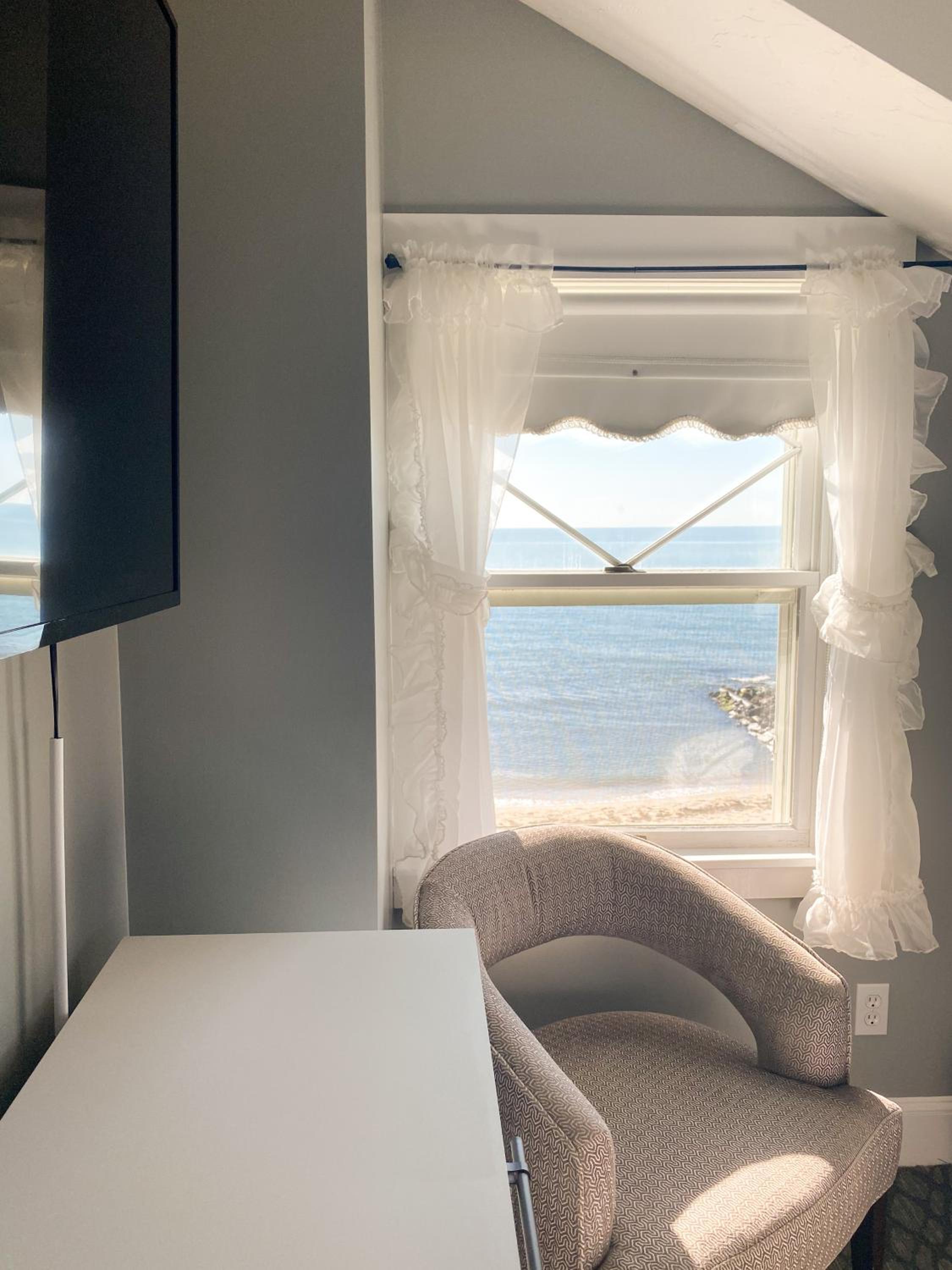 By The Sea Guests Bed & Breakfast and Suites