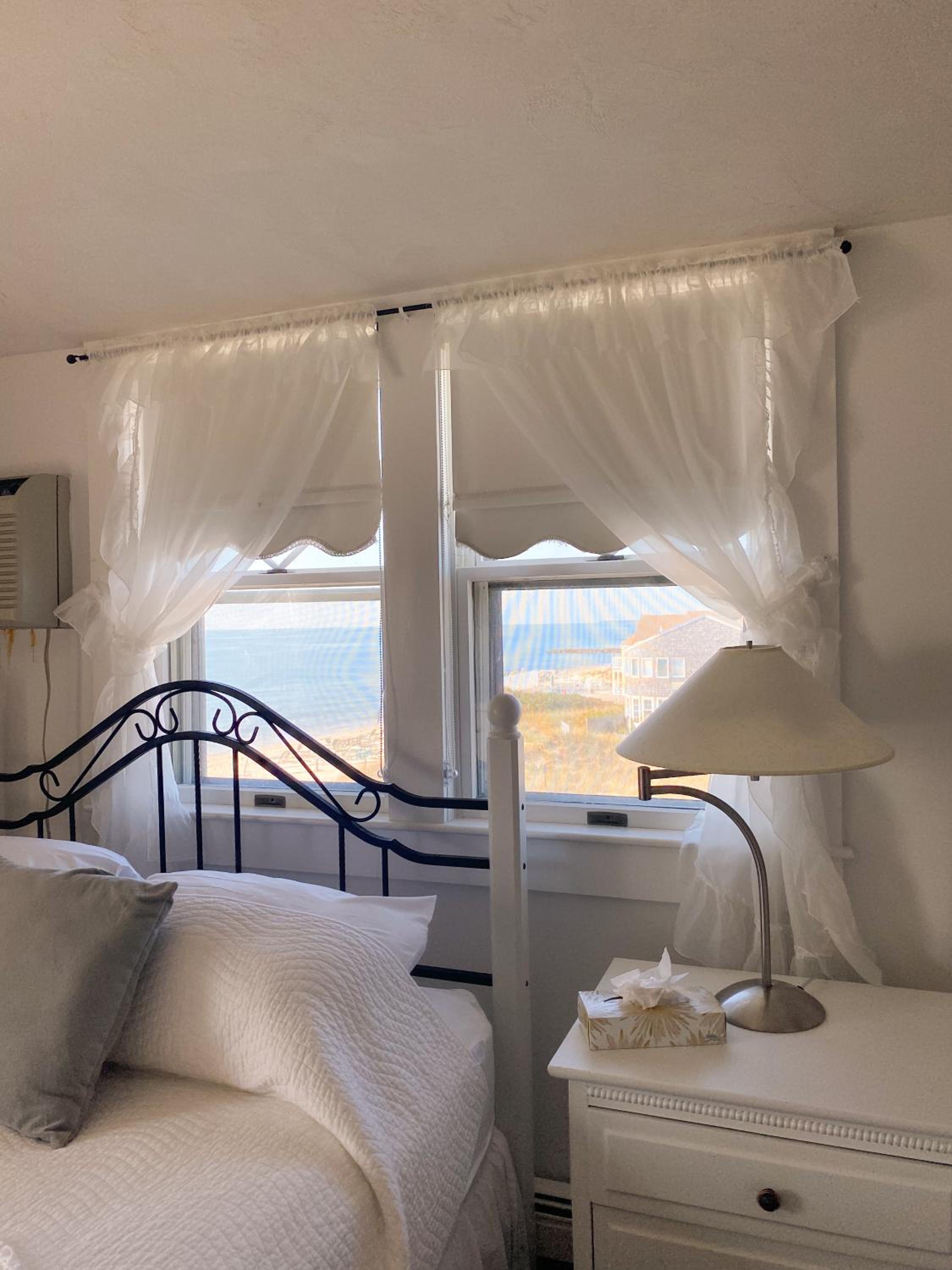 By The Sea Guests Bed & Breakfast and Suites