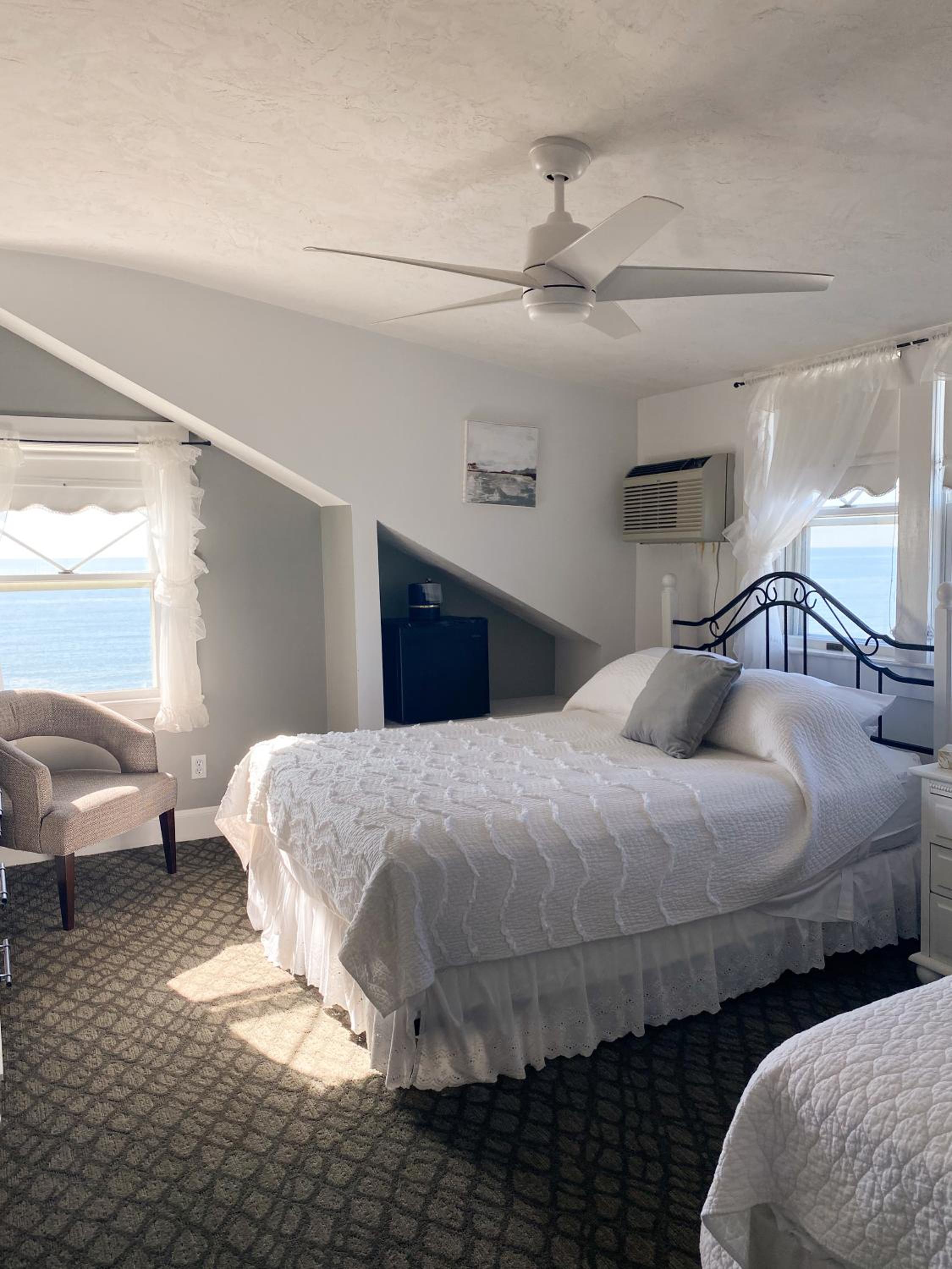 By The Sea Guests Bed & Breakfast and Suites