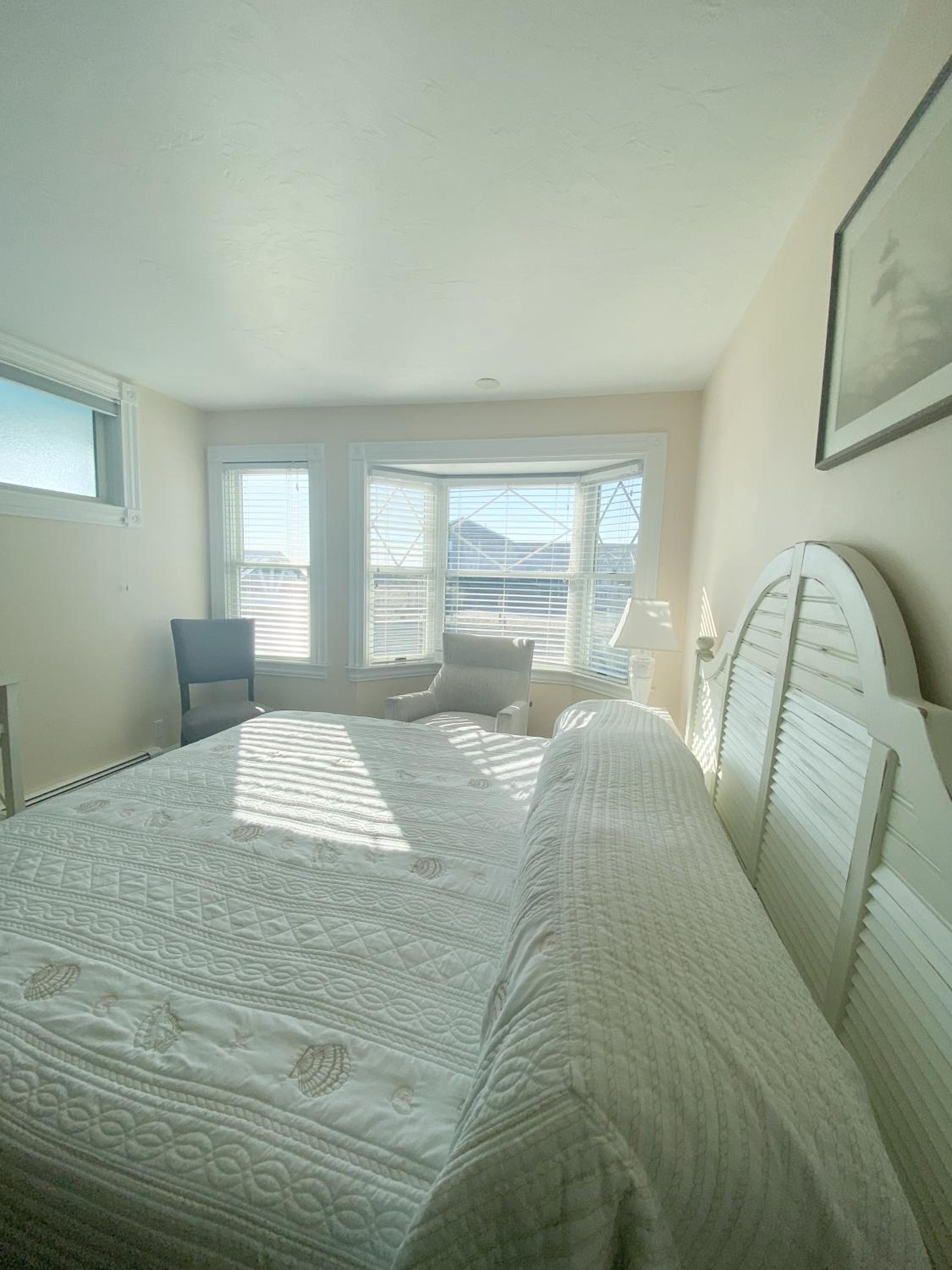By The Sea Guests Bed & Breakfast and Suites