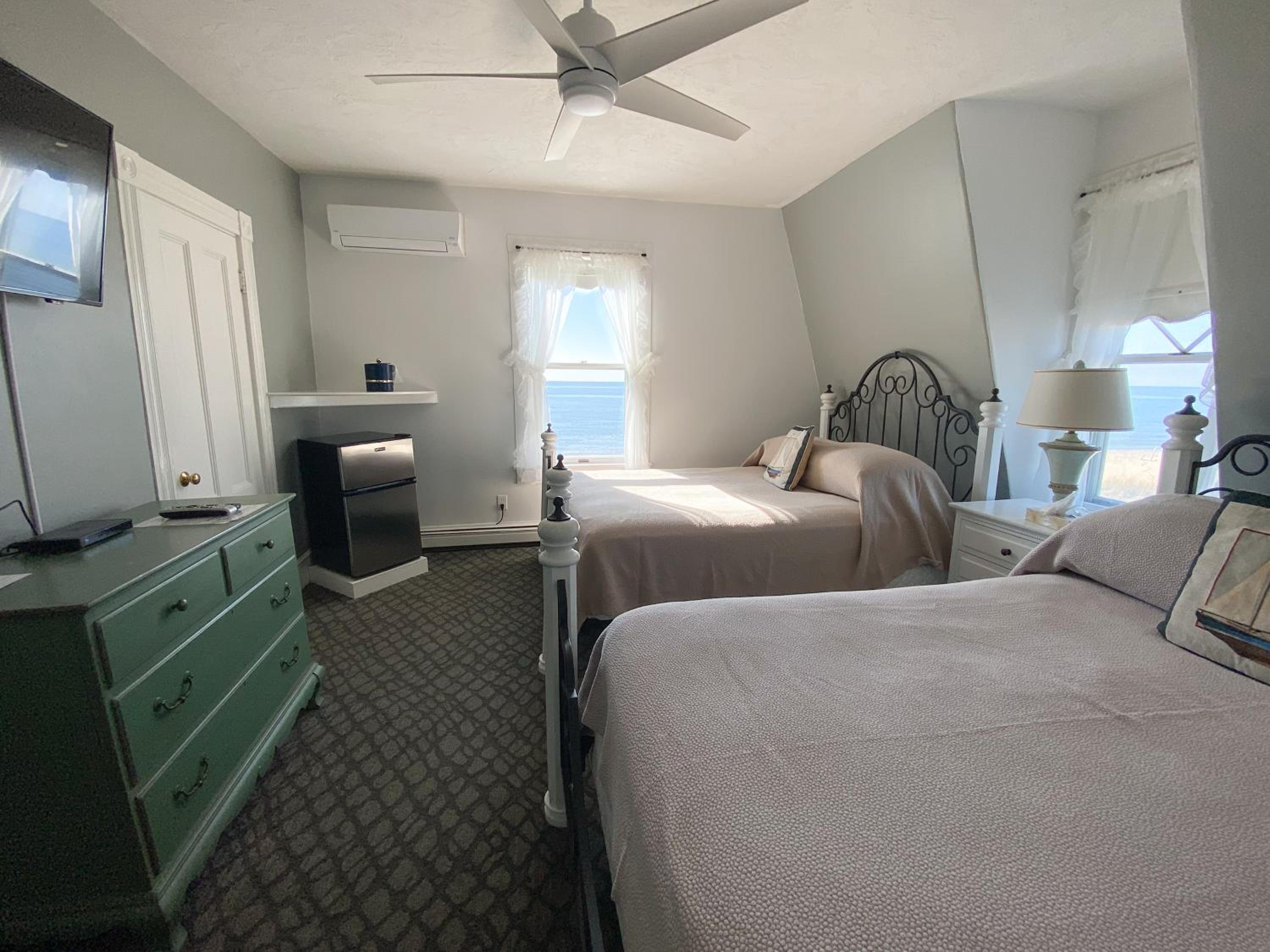 By The Sea Guests Bed & Breakfast and Suites