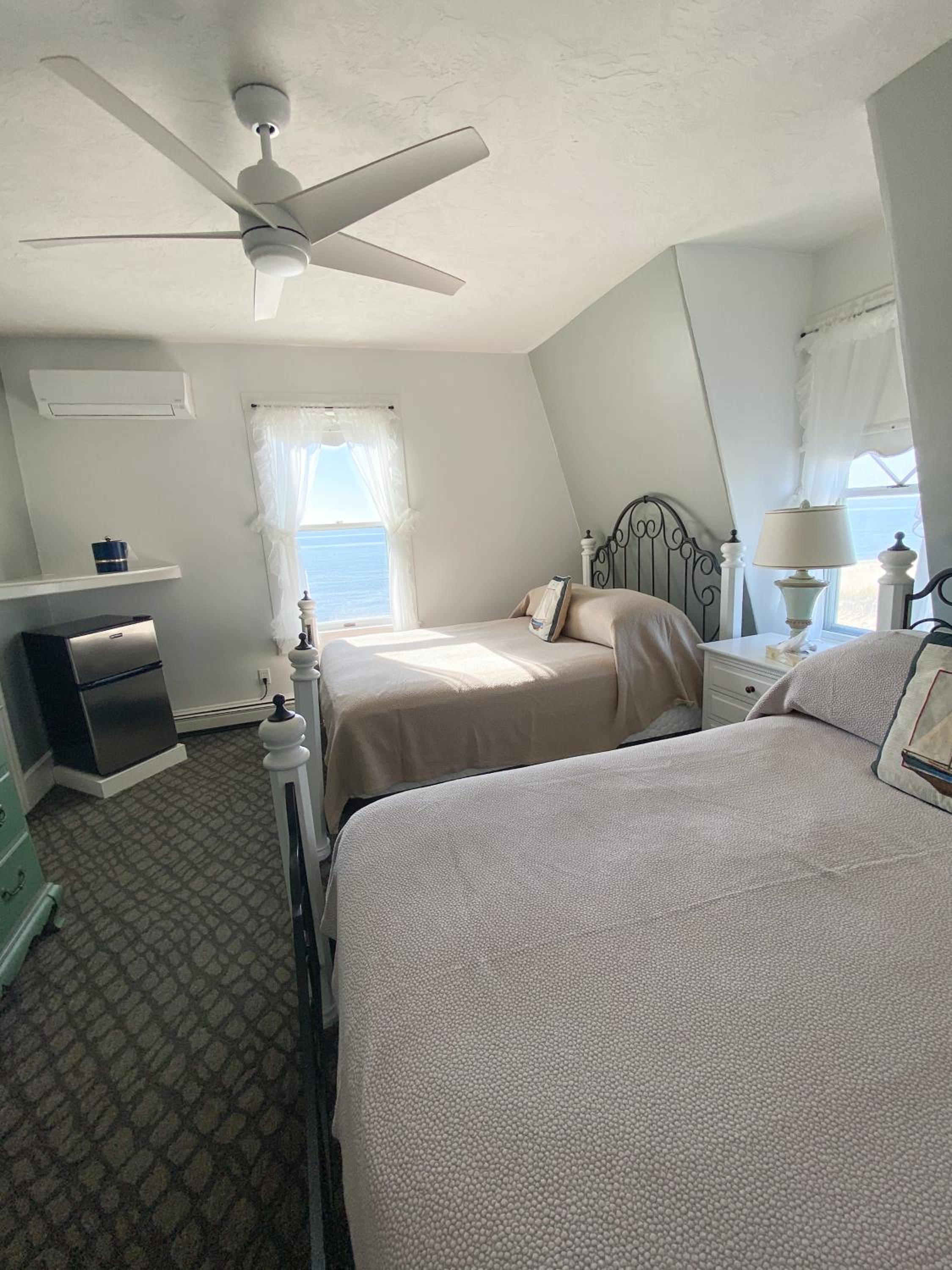 By The Sea Guests Bed & Breakfast and Suites