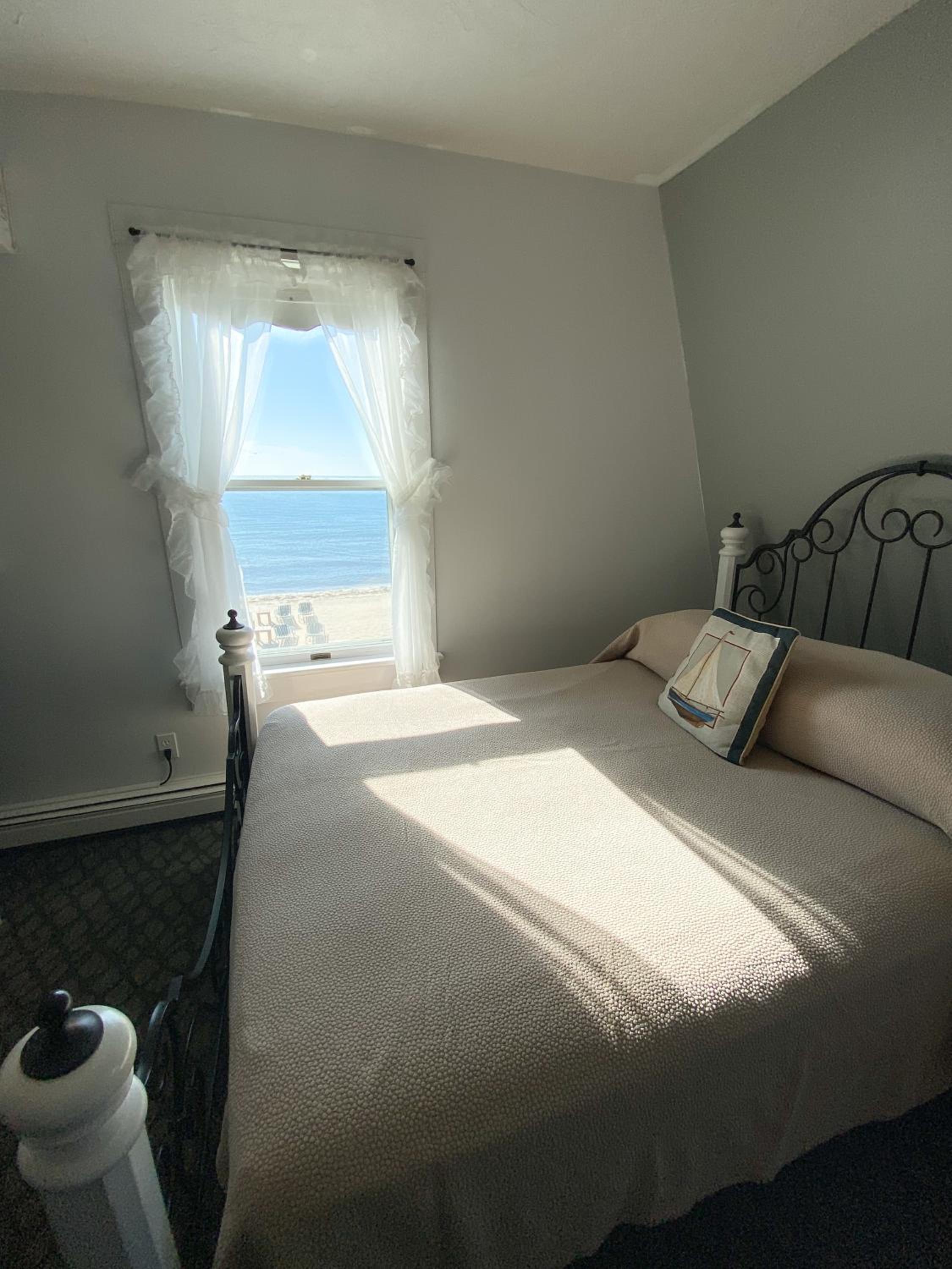 By The Sea Guests Bed & Breakfast and Suites
