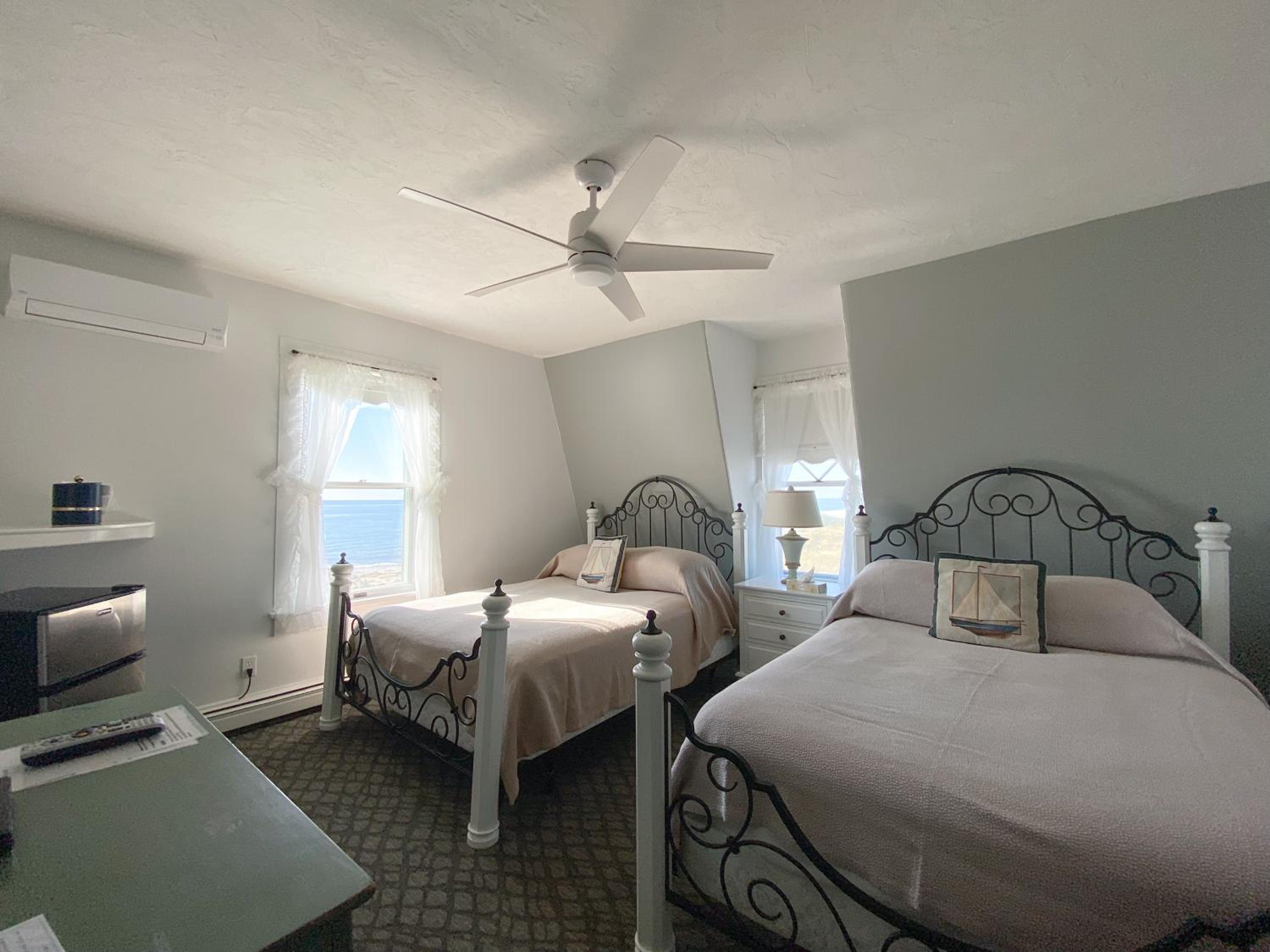 By The Sea Guests Bed & Breakfast and Suites