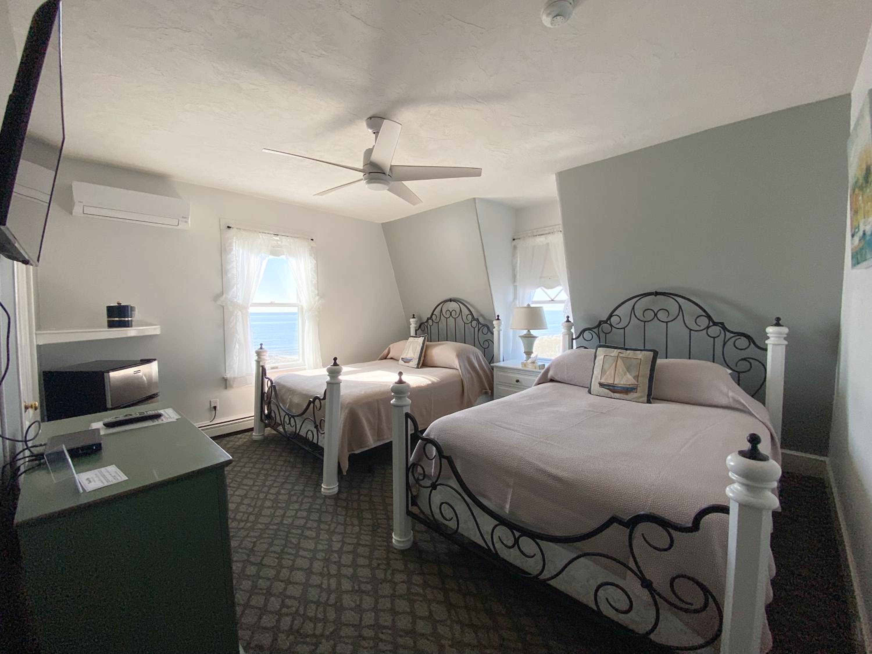 By The Sea Guests Bed & Breakfast and Suites