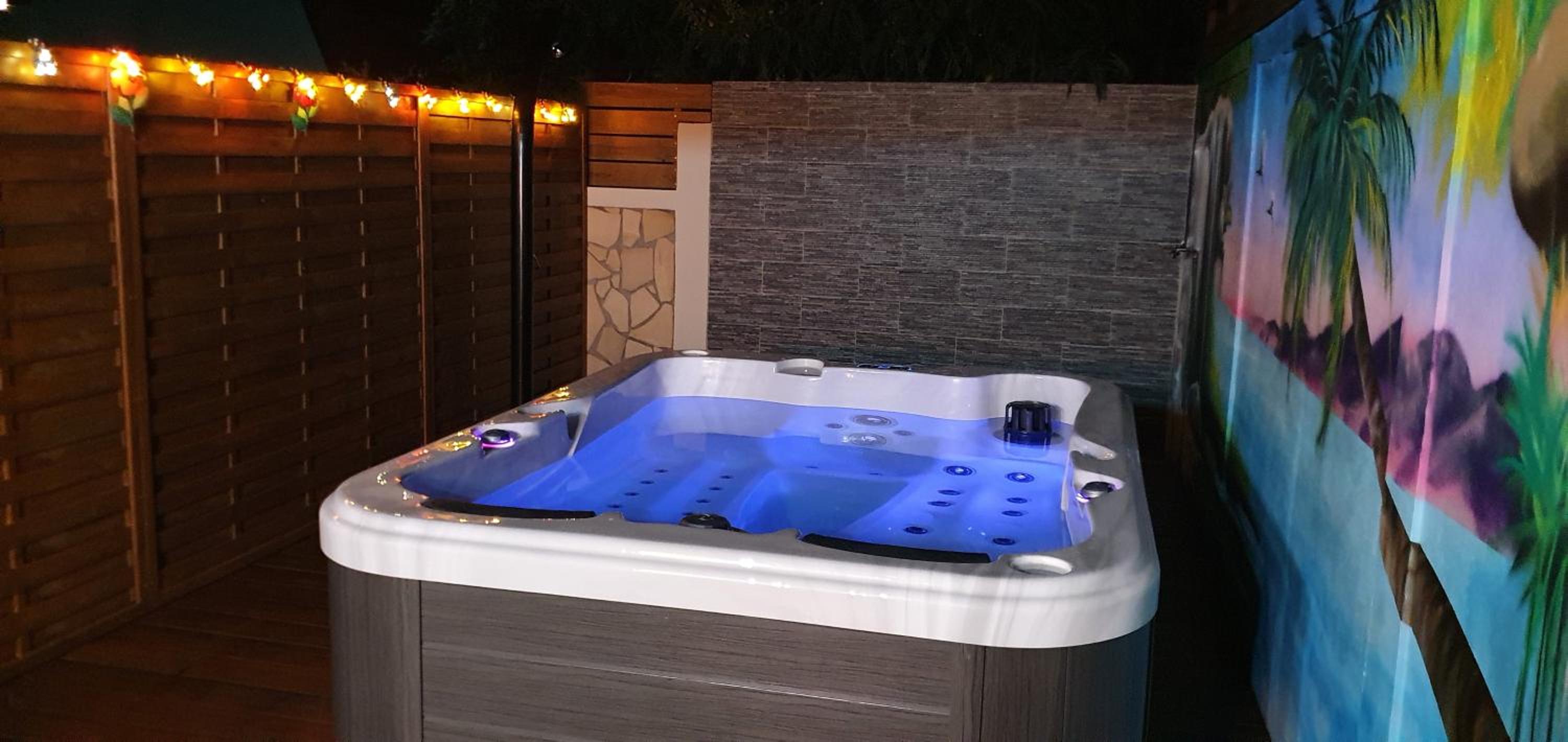 "Chez Claudia "charmant logement avec jacuzzi privatif en toute intimité sur belle terrasse extérieure en bois et piscine view 2