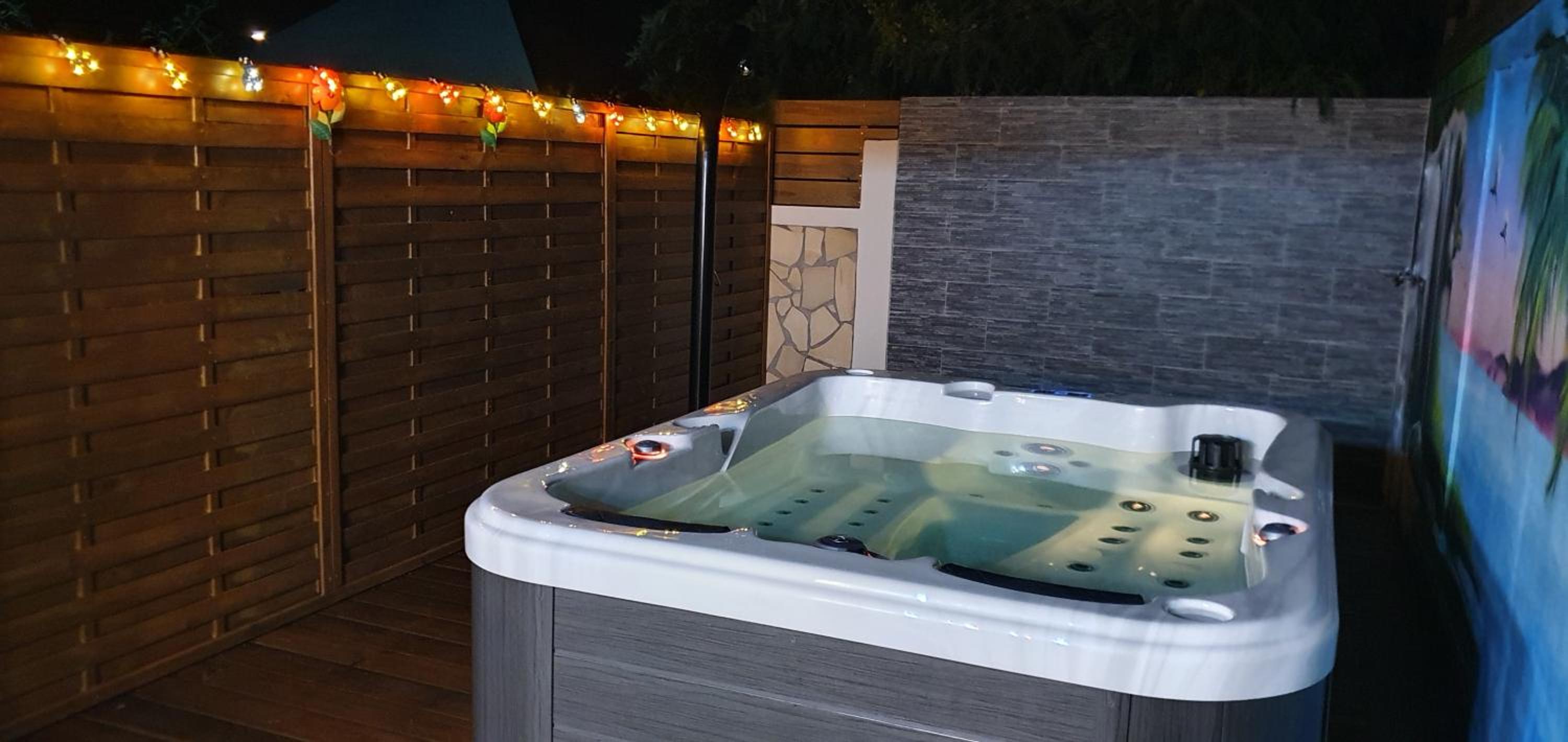 "Chez Claudia "charmant logement avec jacuzzi privatif en toute intimité sur belle terrasse extérieure en bois et piscine view 3
