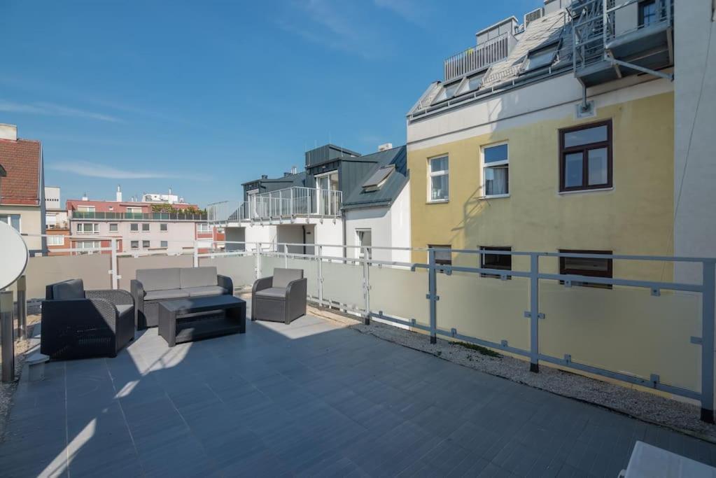 Große Terrasse, Klimaanlage und U-Bahn Nähe