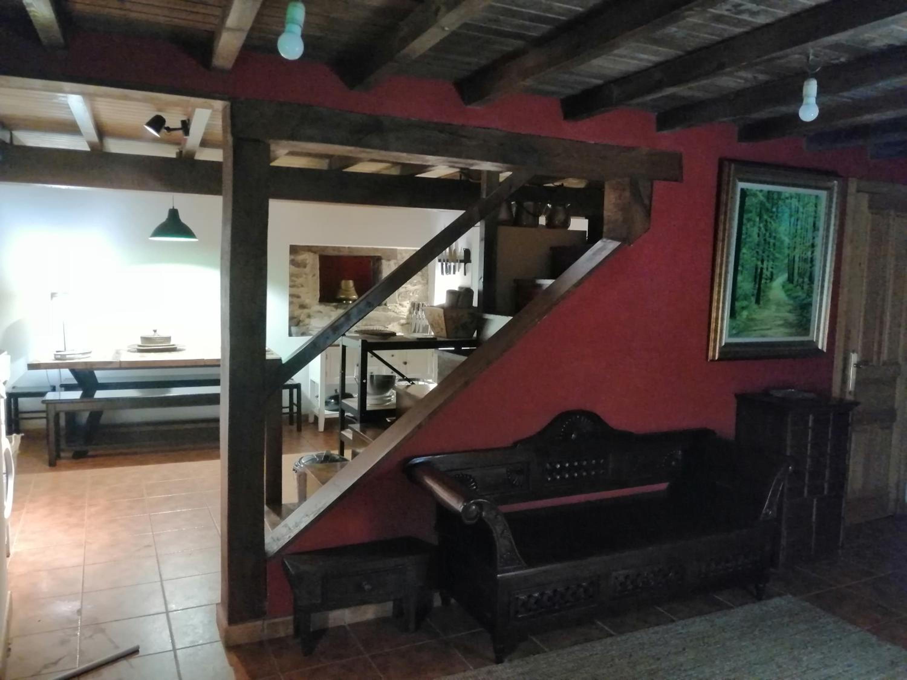 Casa de piedra en pequeña aldea de Ortigueira