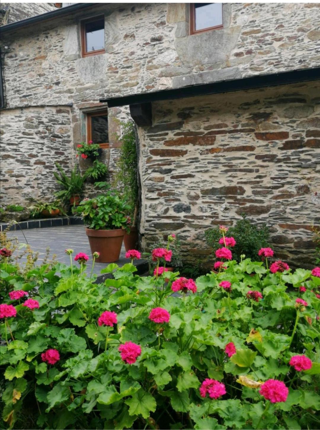 Casa de piedra en pequeña aldea de Ortigueira
