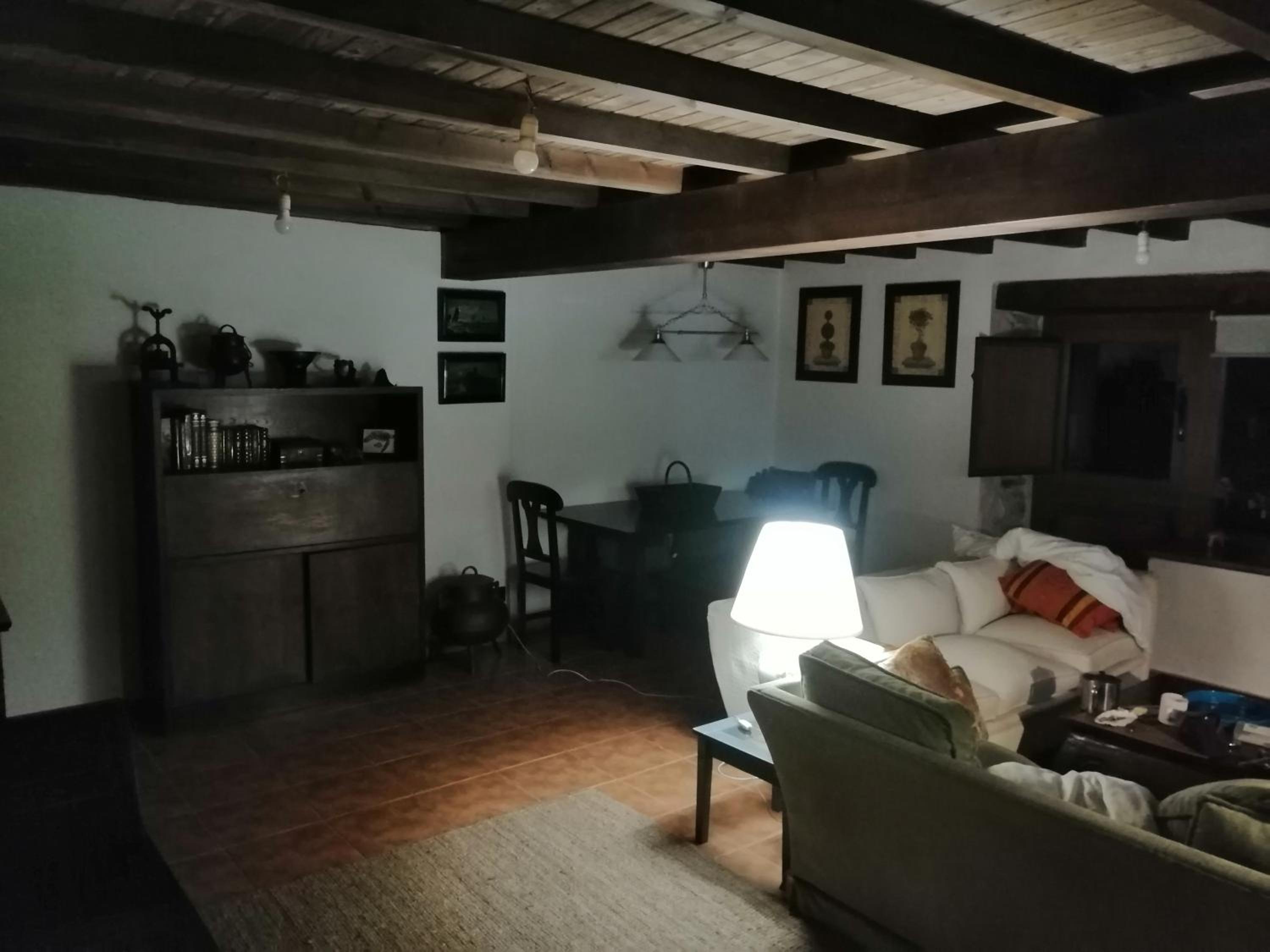 Casa de piedra en pequeña aldea de Ortigueira