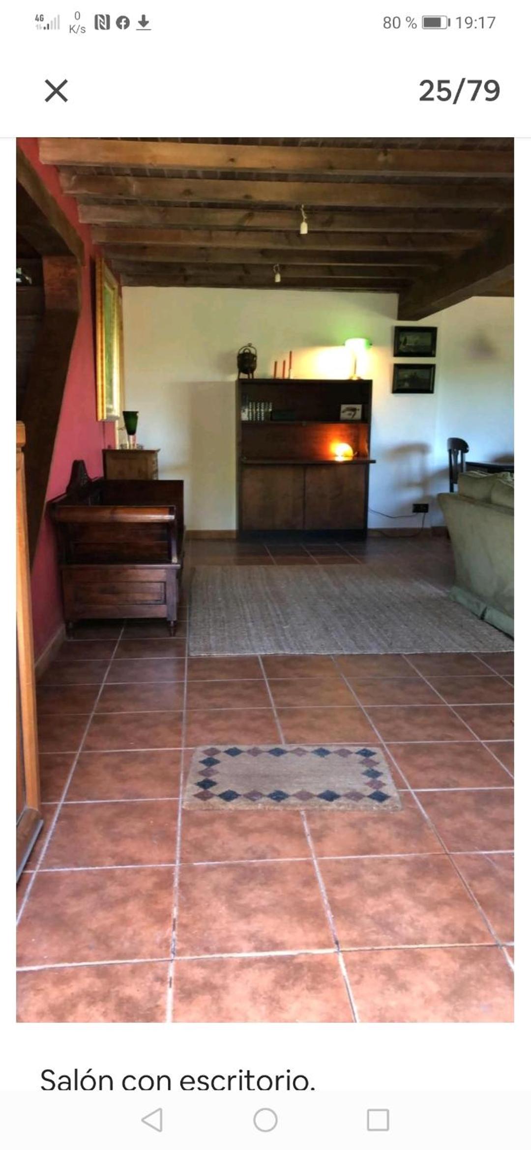Casa de piedra en pequeña aldea de Ortigueira