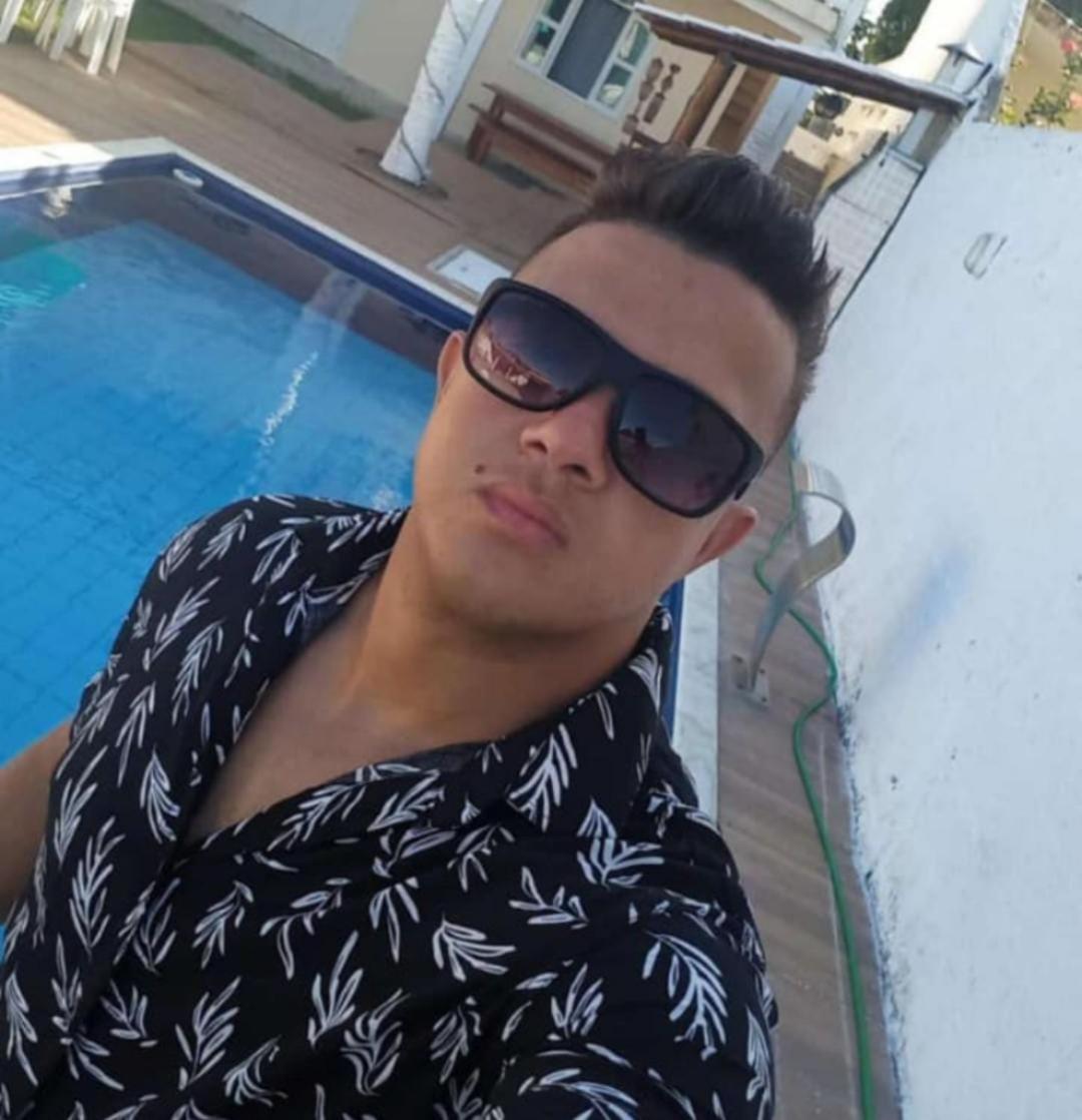 Casa com piscina e estacionamento, próximo á praia