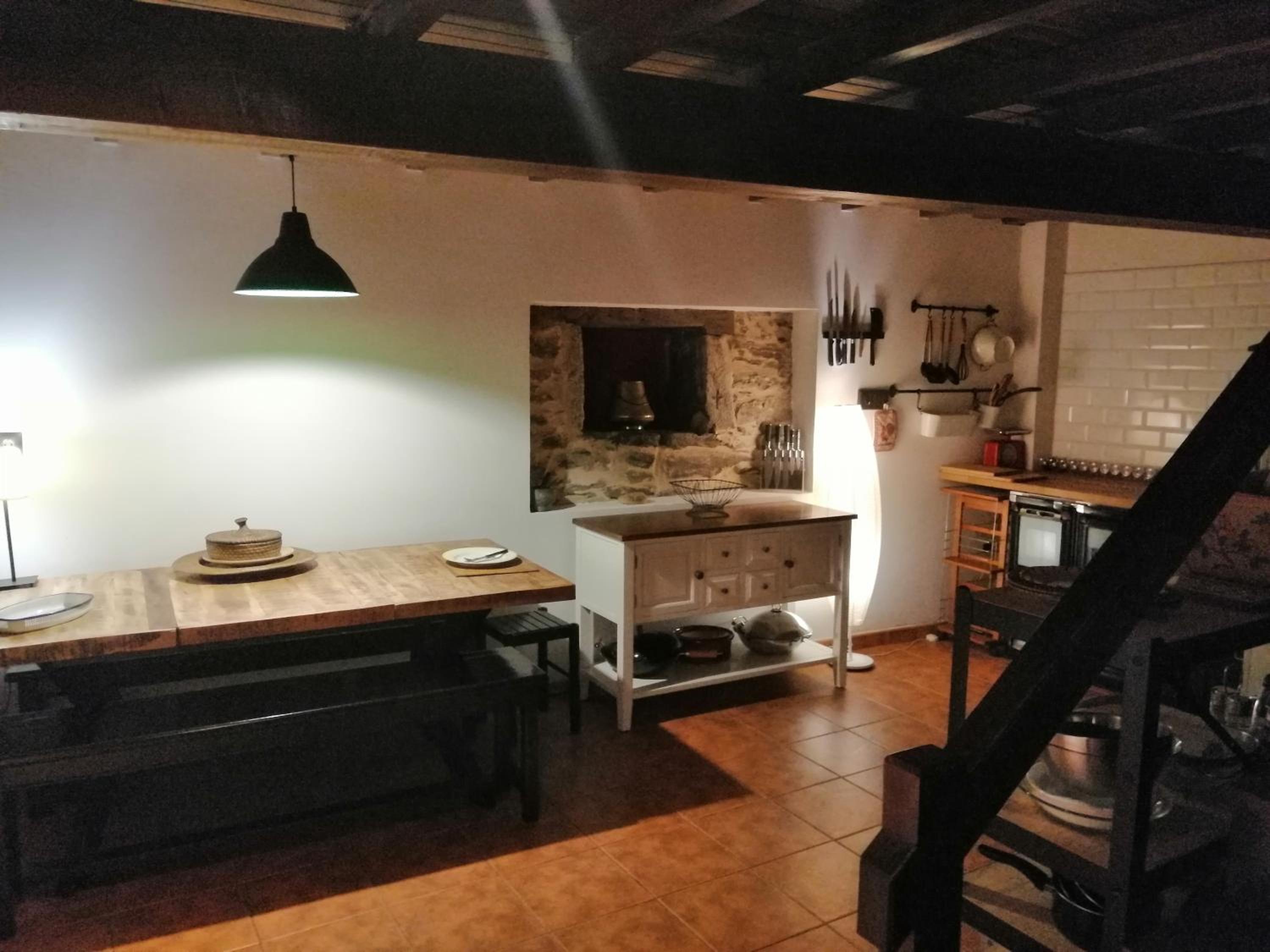 Casa de piedra en pequeña aldea de Ortigueira