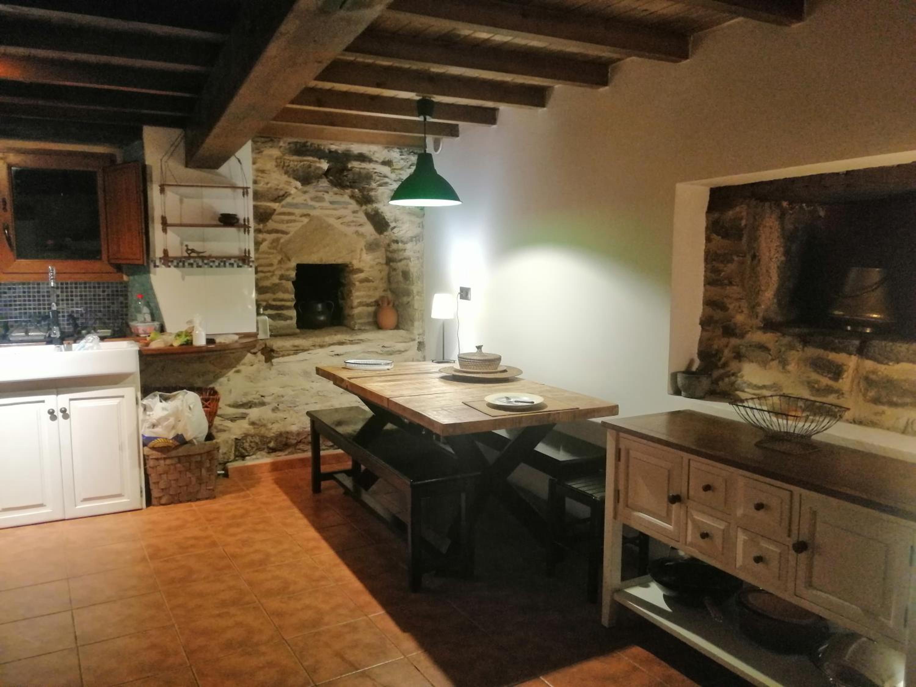 Casa de piedra en pequeña aldea de Ortigueira
