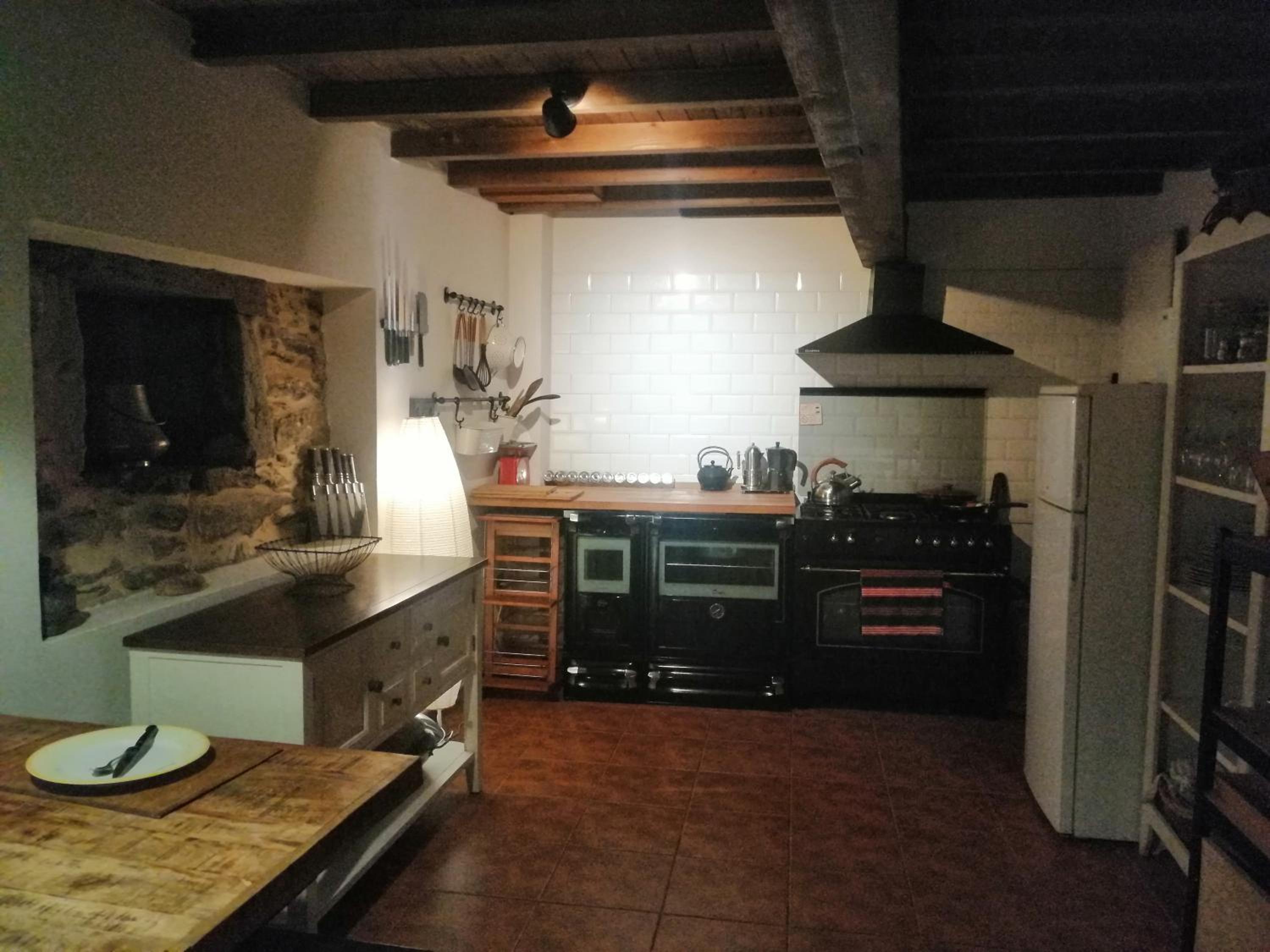 Casa de piedra en pequeña aldea de Ortigueira