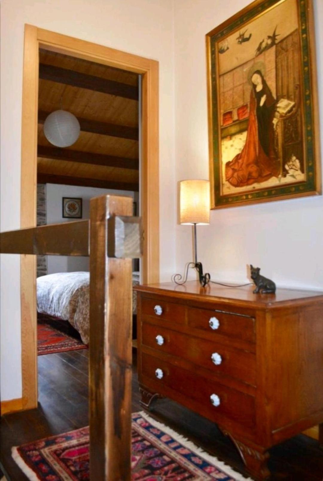 Casa de piedra en pequeña aldea de Ortigueira
