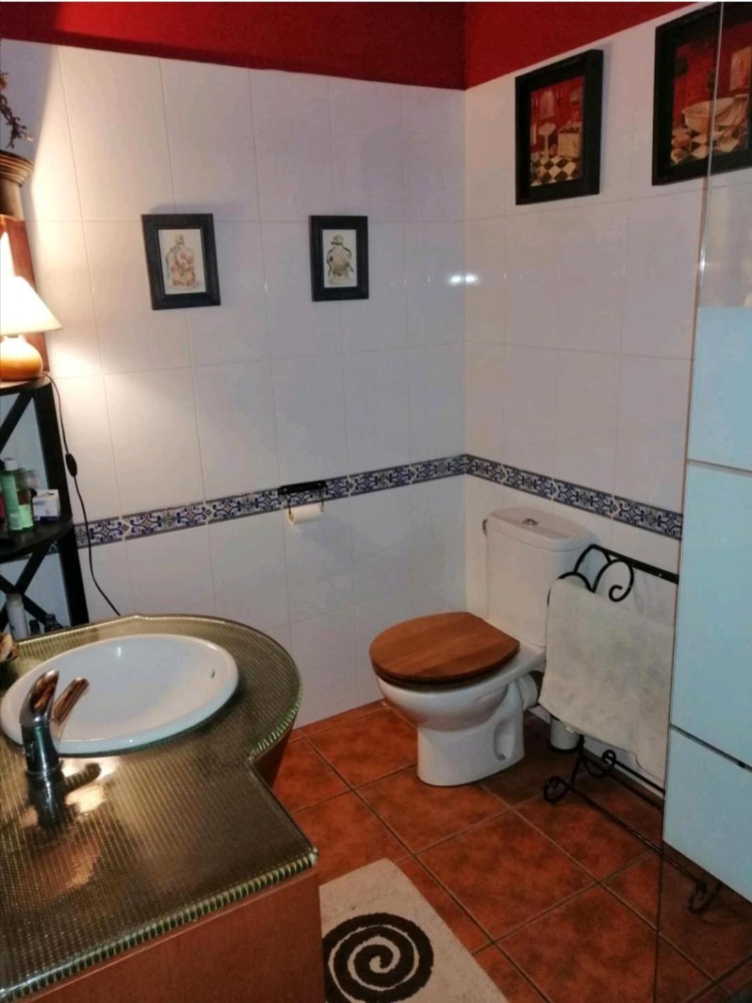 Casa de piedra en pequeña aldea de Ortigueira