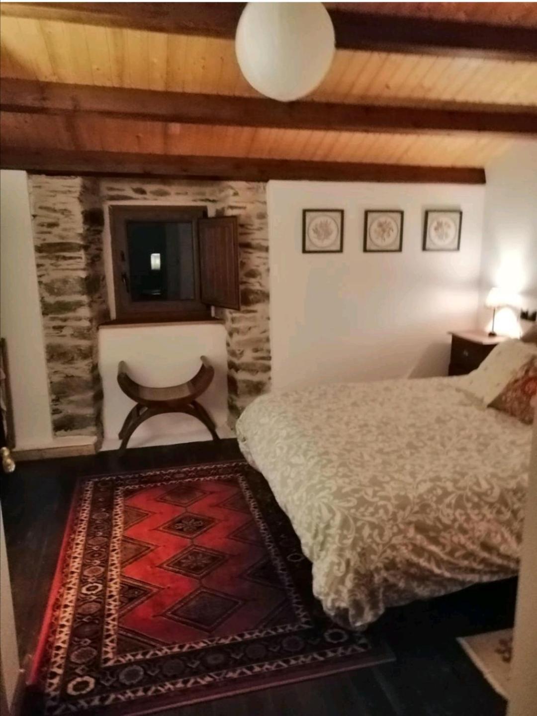Casa de piedra en pequeña aldea de Ortigueira