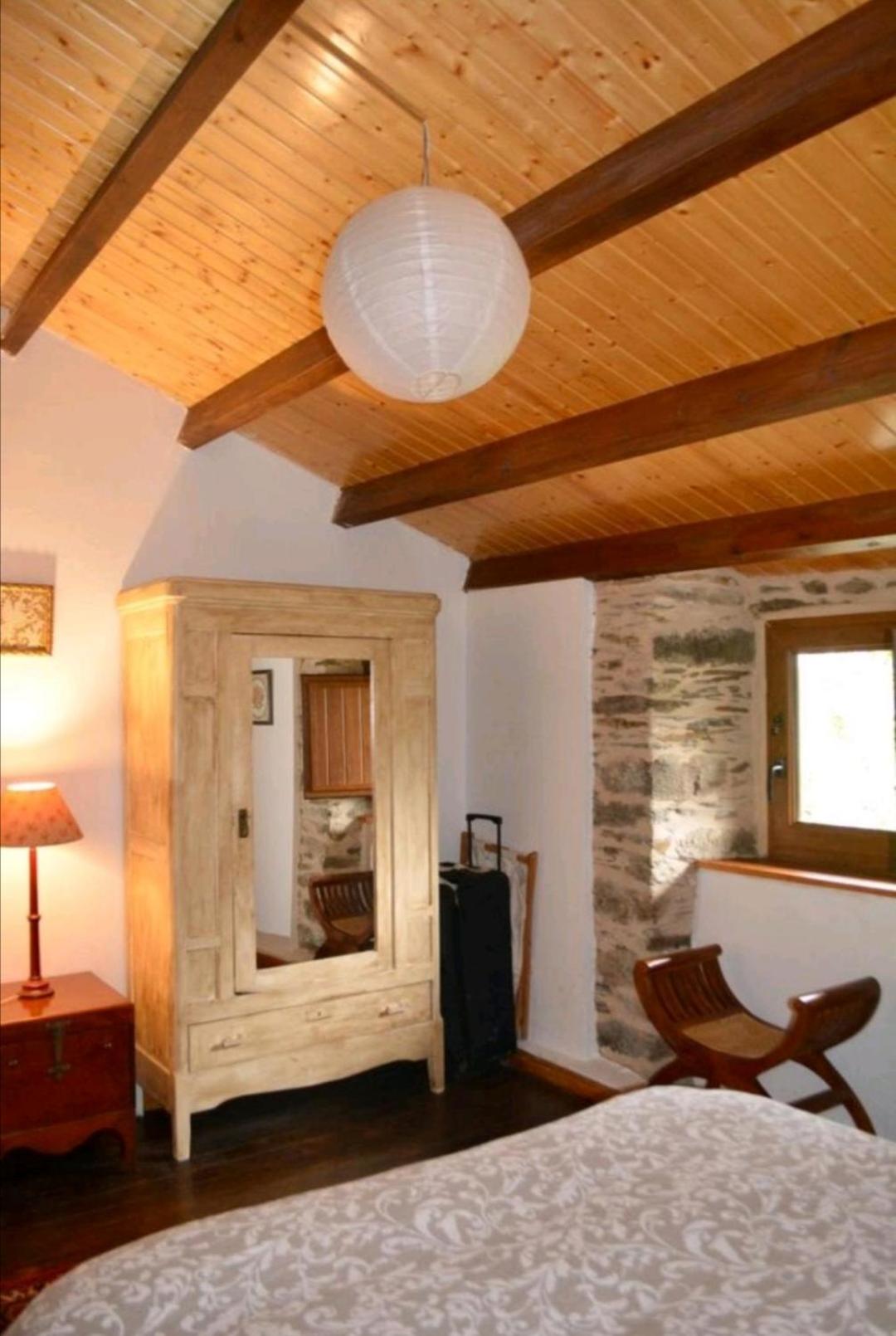Casa de piedra en pequeña aldea de Ortigueira