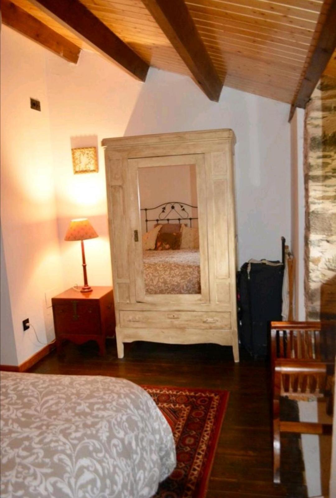 Casa de piedra en pequeña aldea de Ortigueira
