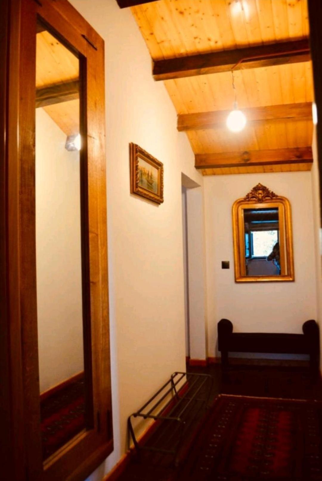 Casa de piedra en pequeña aldea de Ortigueira