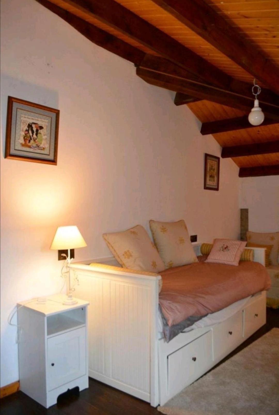 Casa de piedra en pequeña aldea de Ortigueira