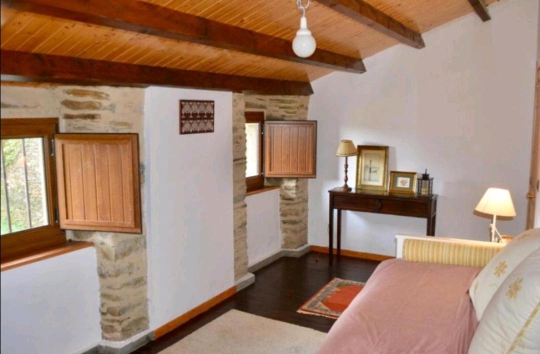 Casa de piedra en pequeña aldea de Ortigueira
