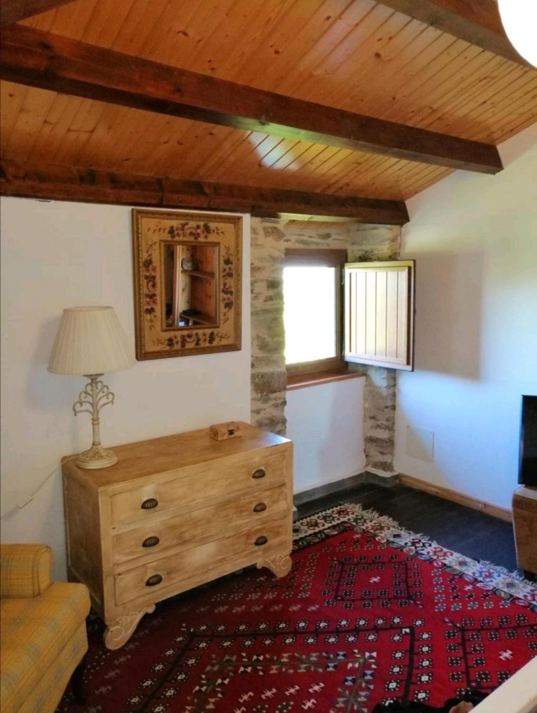Casa de piedra en pequeña aldea de Ortigueira