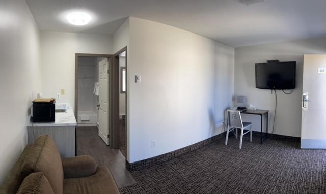 Super 8 by Wyndham Penticton - Image 2