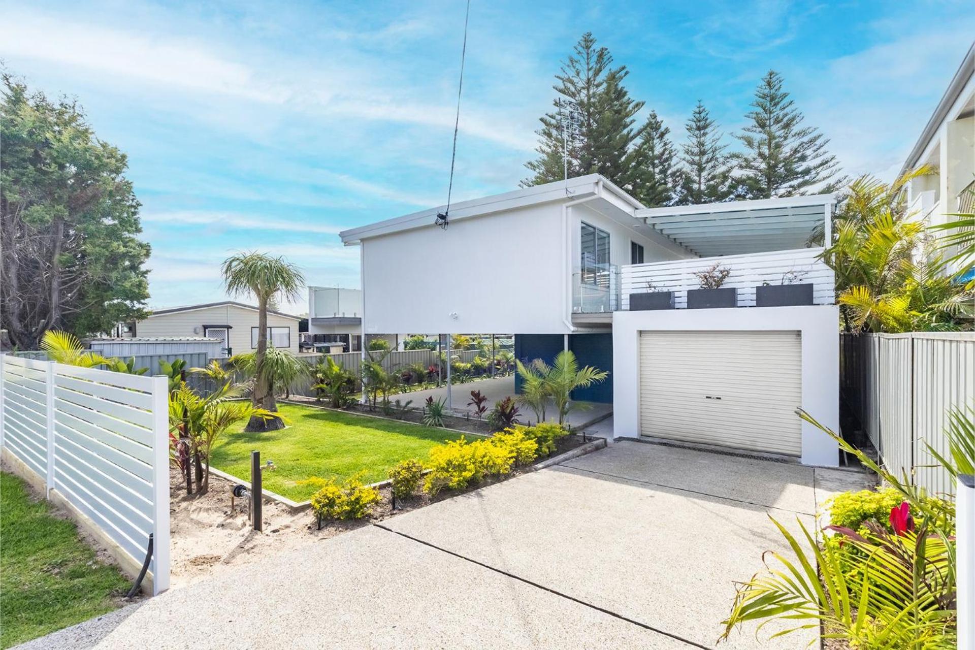 Five Pines Beach House at Birubi 20 Robinson St pet friendly aircon and WiFi