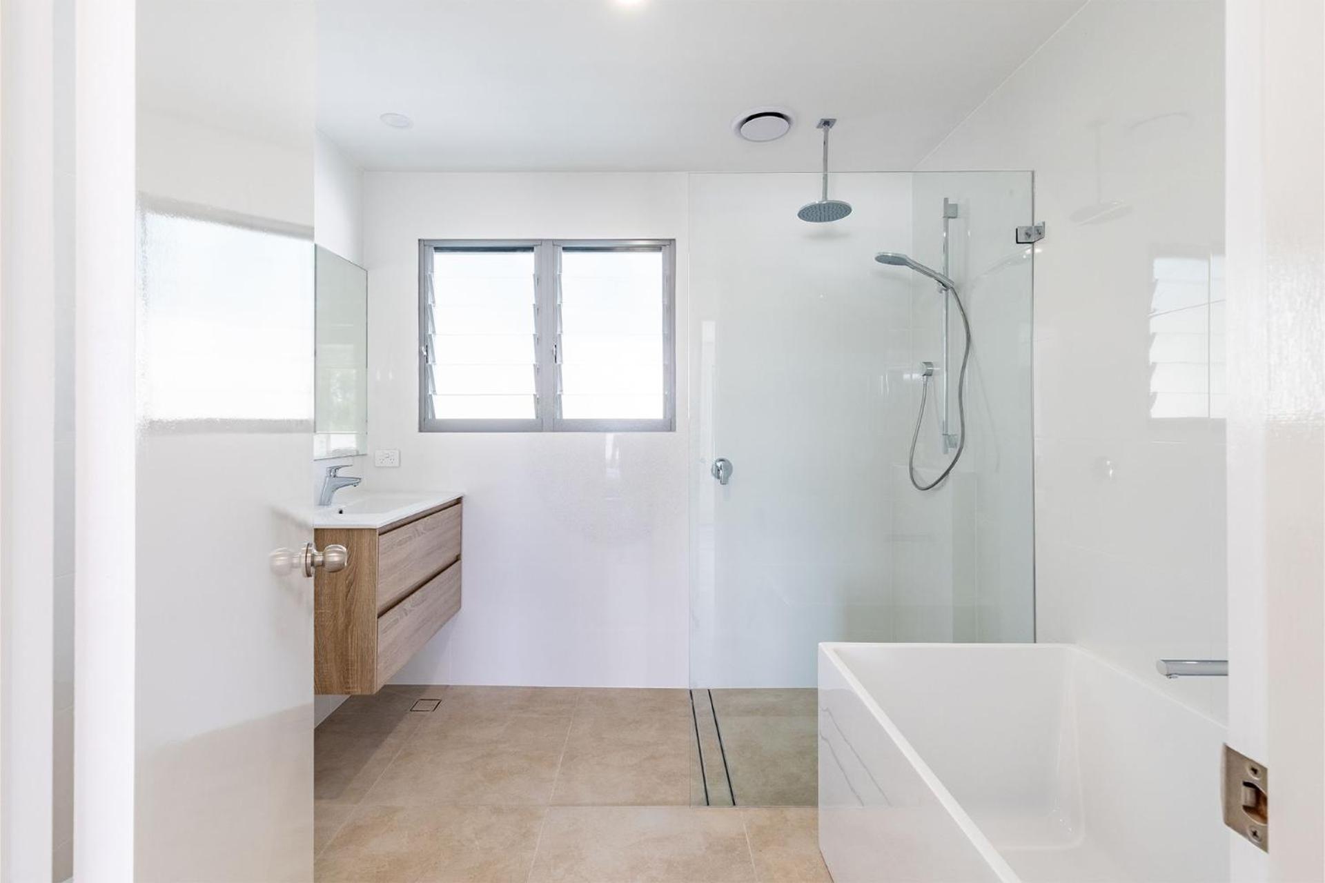 Five Pines Beach House at Birubi 20 Robinson St pet friendly aircon and WiFi